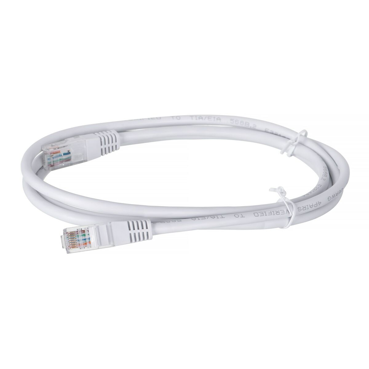 Biały kabel sieciowy ze złączami na obu końcach. Białe tło.