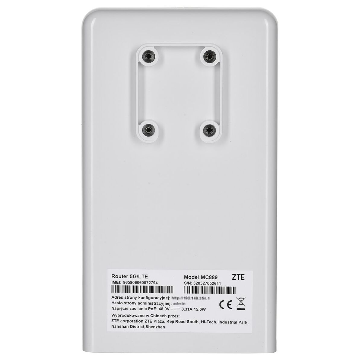 Tył białego routera ZTE 5G/LTE. Widoczny tekst i etykiety. Białe tło.