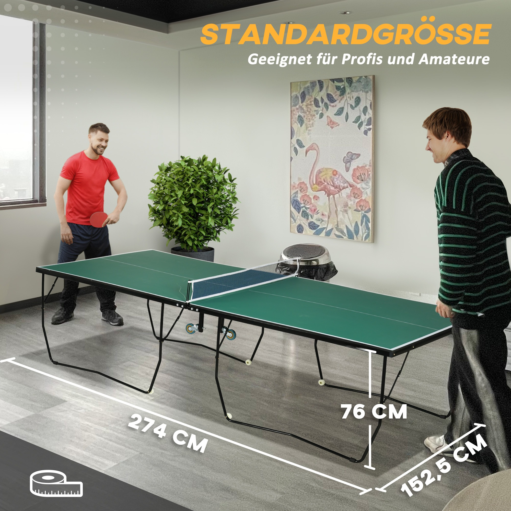Zwei Personen spielen Tischtennis. Grüner Tisch, Netz, Maße. Raumumgebung.