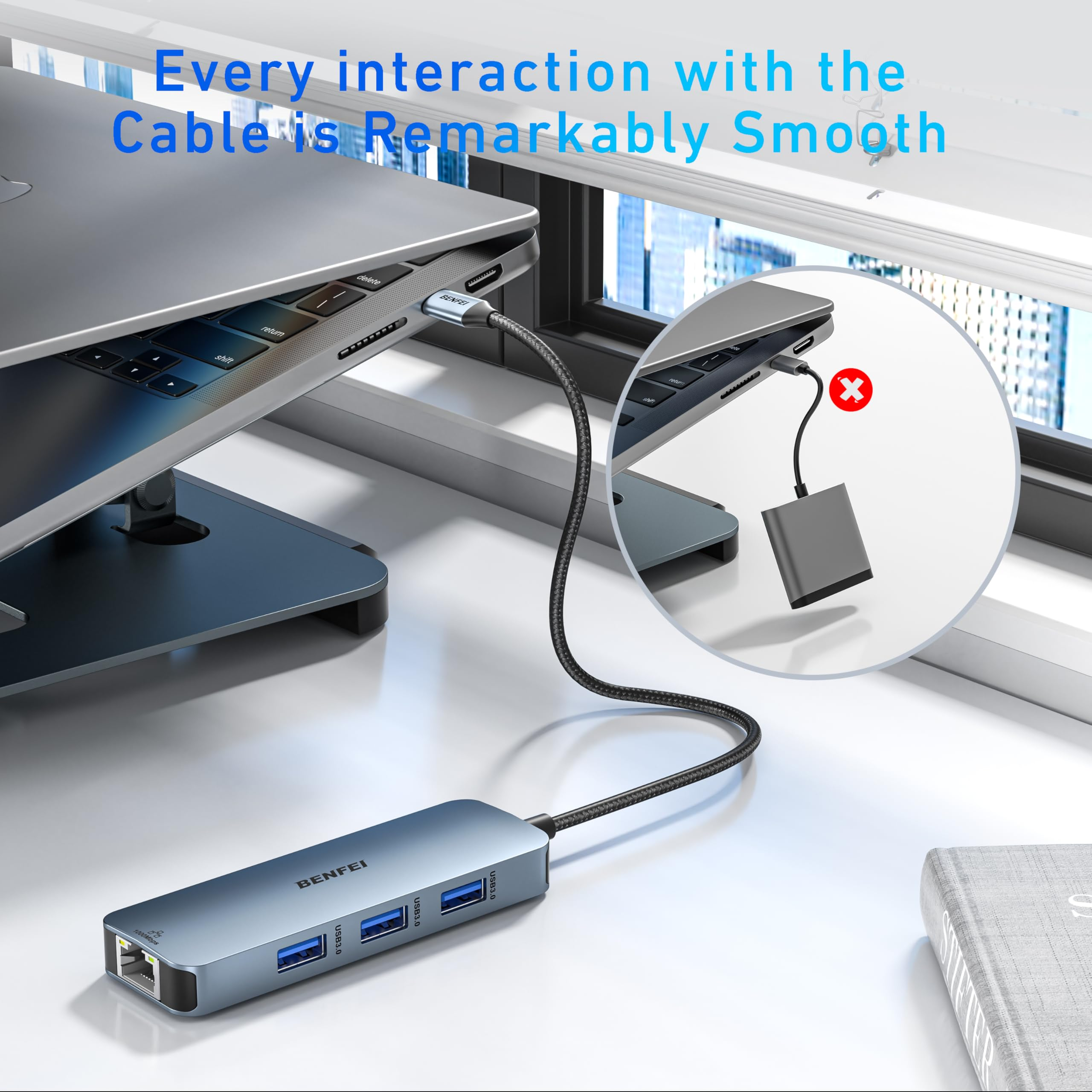 Laptop mit USB-Hub verbunden, zeigt Kabel und Hub, mit einer falschen Verbindung.