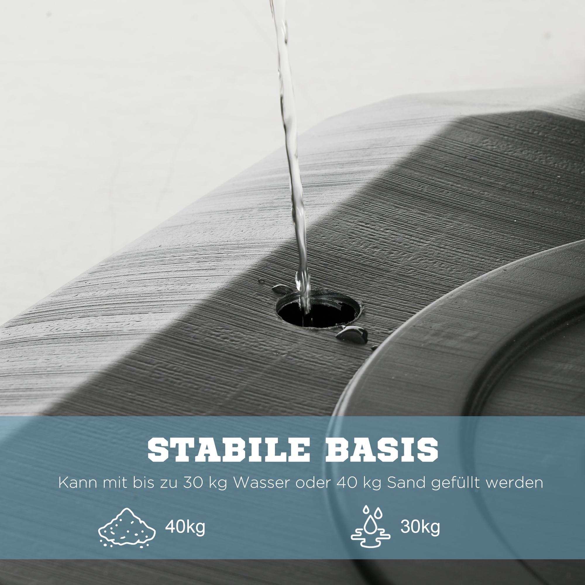 Wasser, das in ein schwarzes Steinbecken gegossen wird, mit dem Text 'STABILE BASIS' und Anweisungen zum Befüllen.