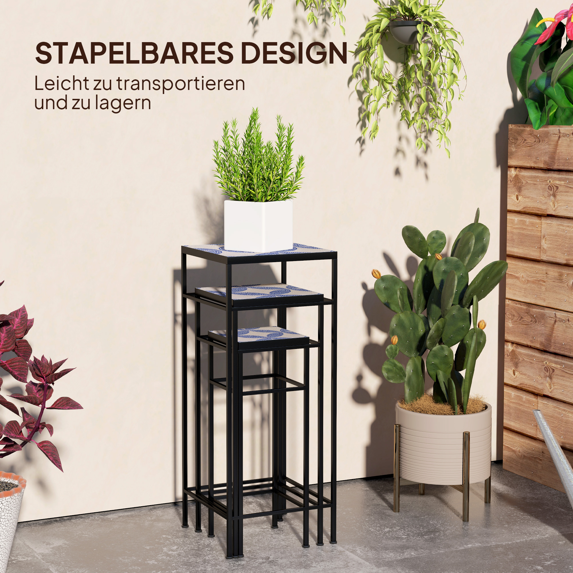 Drei Pflanzenständer unterschiedlicher Höhe, jeweils mit einer Pflanze, auf einer Terrasse, mit Kaktus und Hängepflanzen.
