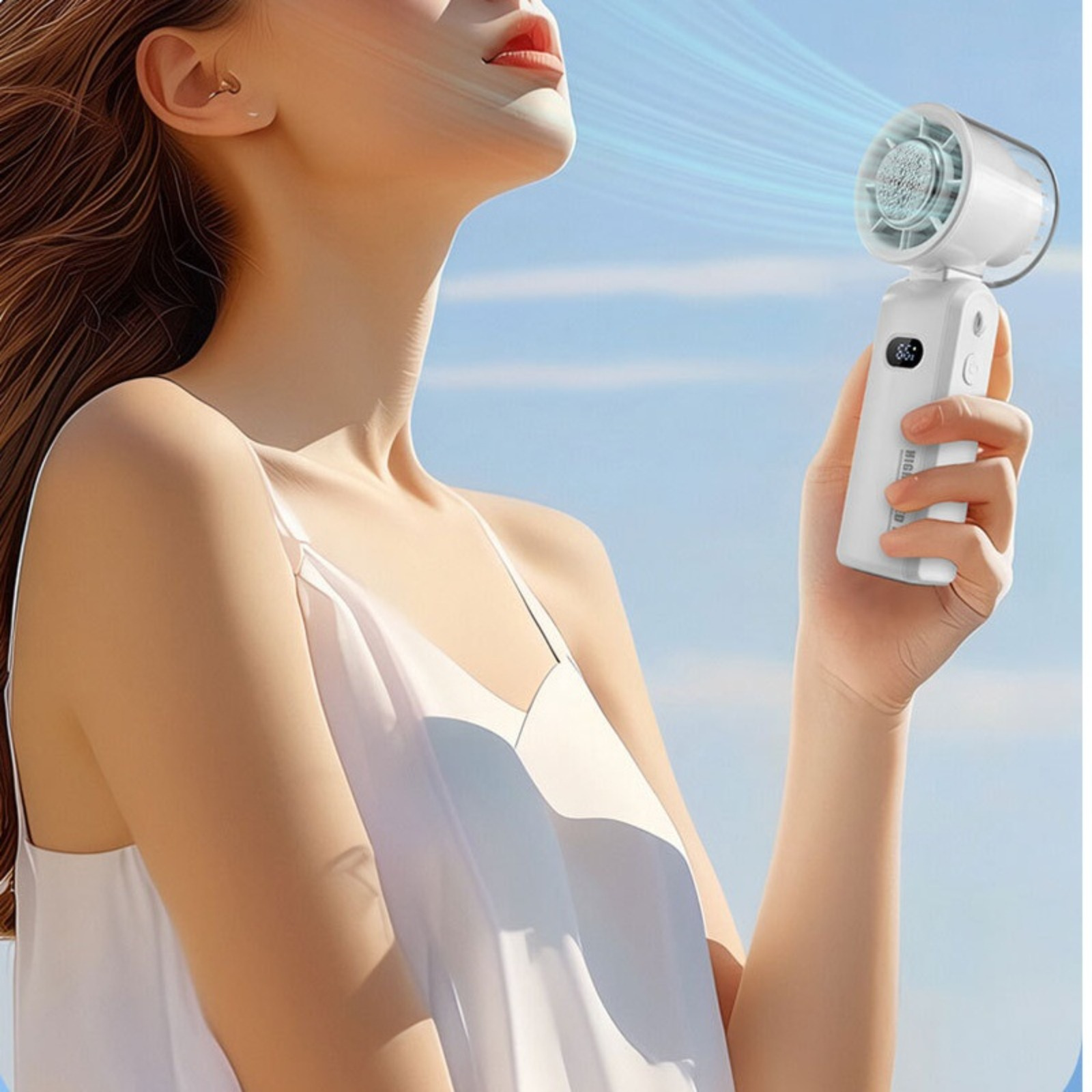 Eine Frau hält einen weißen tragbaren Ventilator. Er bläst ihr Luft ins Gesicht, blauer Himmel im Hintergrund.