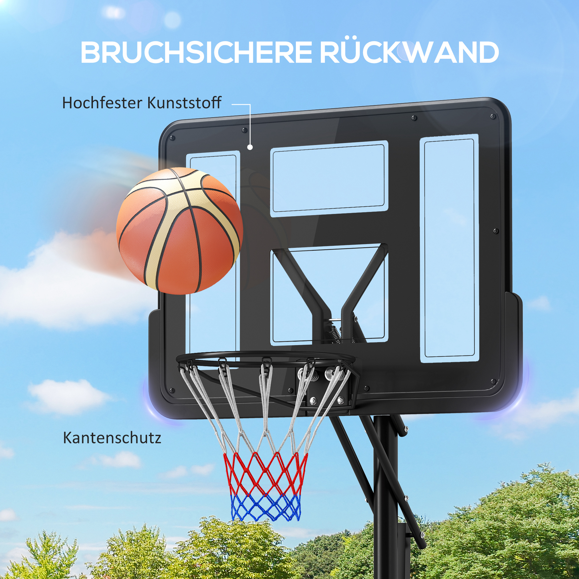 Ein Basketballkorb mit einem Ball in der Luft. Zeigt die Rückwand und das Netz vor blauem Himmel.
