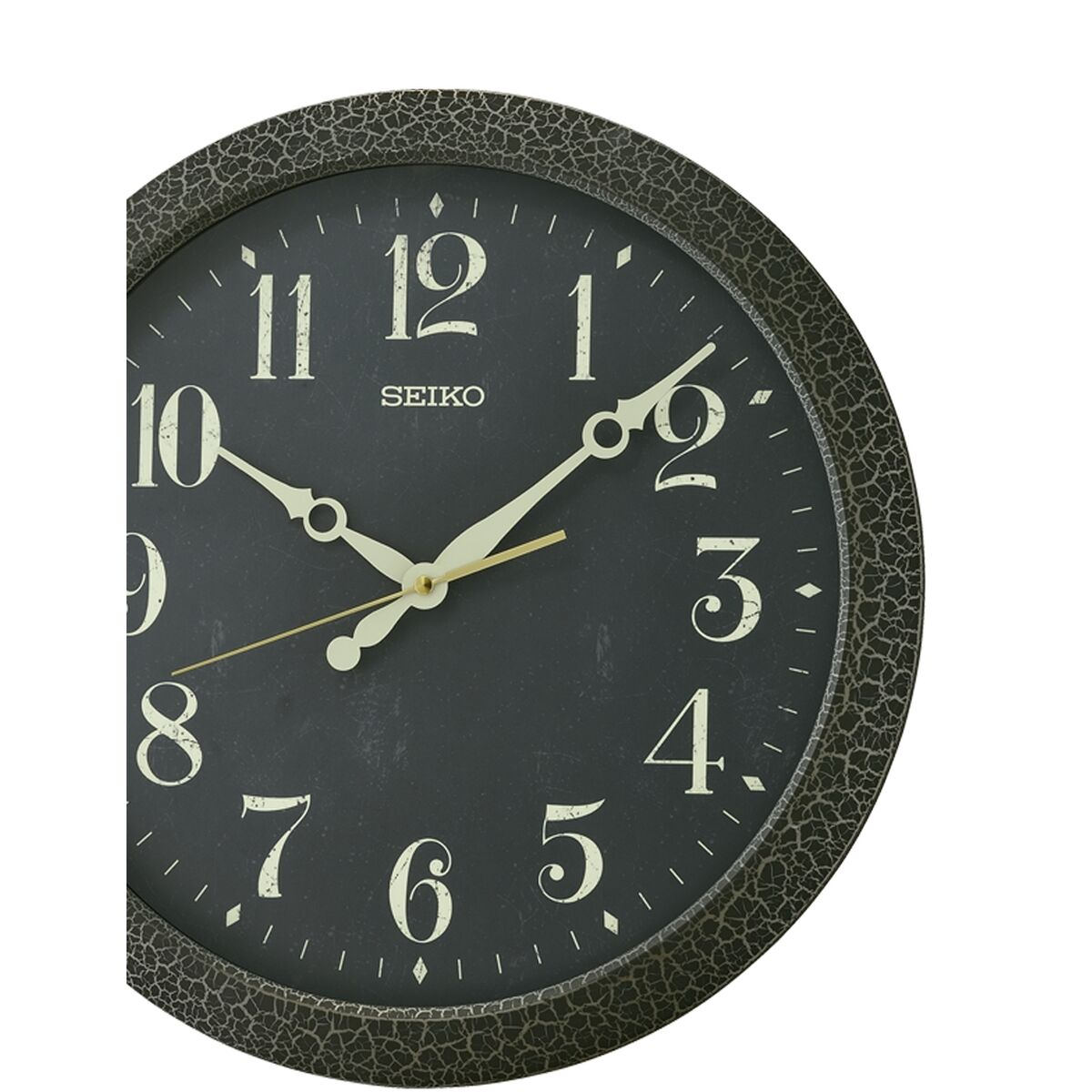Eine schwarze Seiko-Uhr mit weißen Zahlen und Zeigern auf grau strukturiertem Hintergrund.