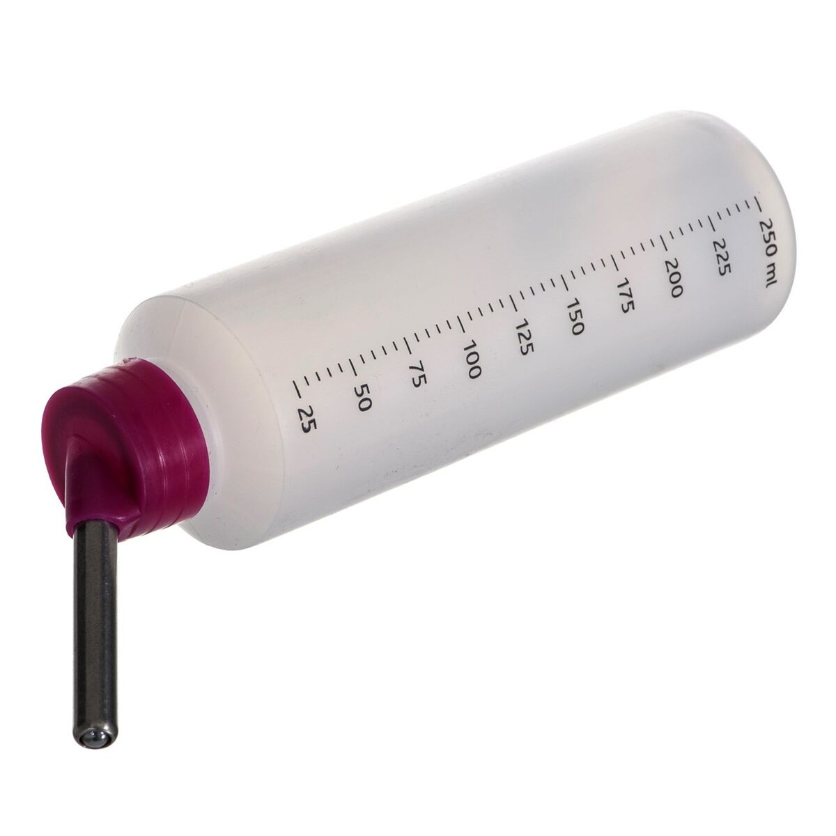 Una botella de agua blanca para mascotas, inclinada para mostrar las medidas y una boquilla roja.