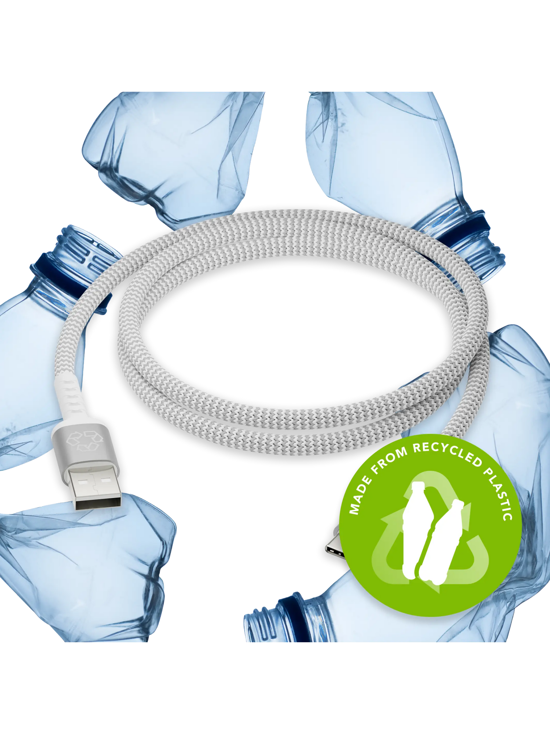 Cavo USB-C bianco. Estremità USB e USB-C, circondato da bottiglie di plastica. Logo verde.