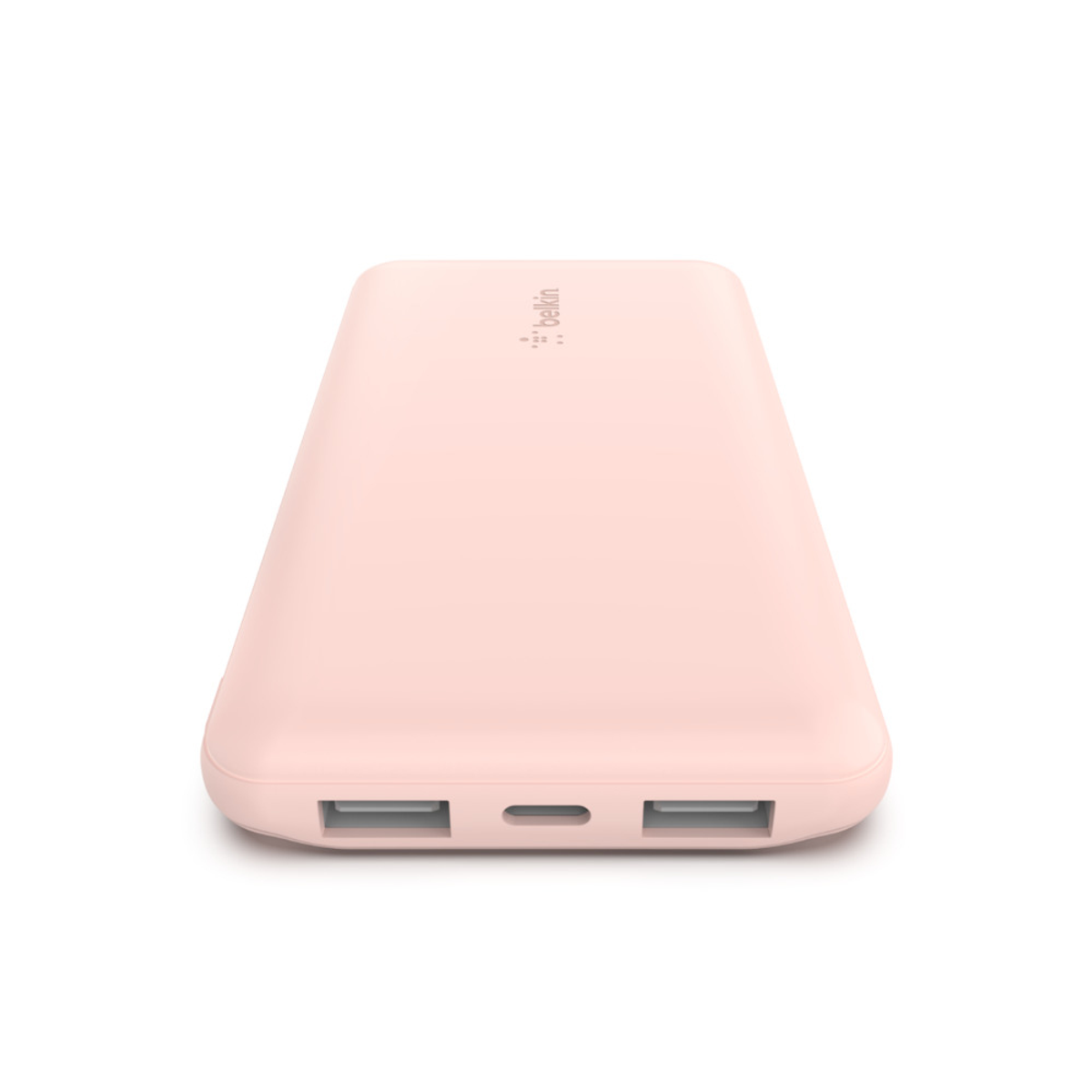 Een roze powerbank, merk Belkin, van bovenaf gezien, met twee USB-poorten en één USB-C-poort.
