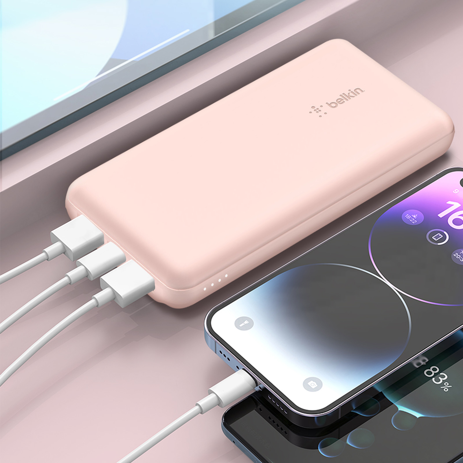 Powerbank aangesloten op een telefoon en een ander apparaat. Telefoon toont 83% lading.