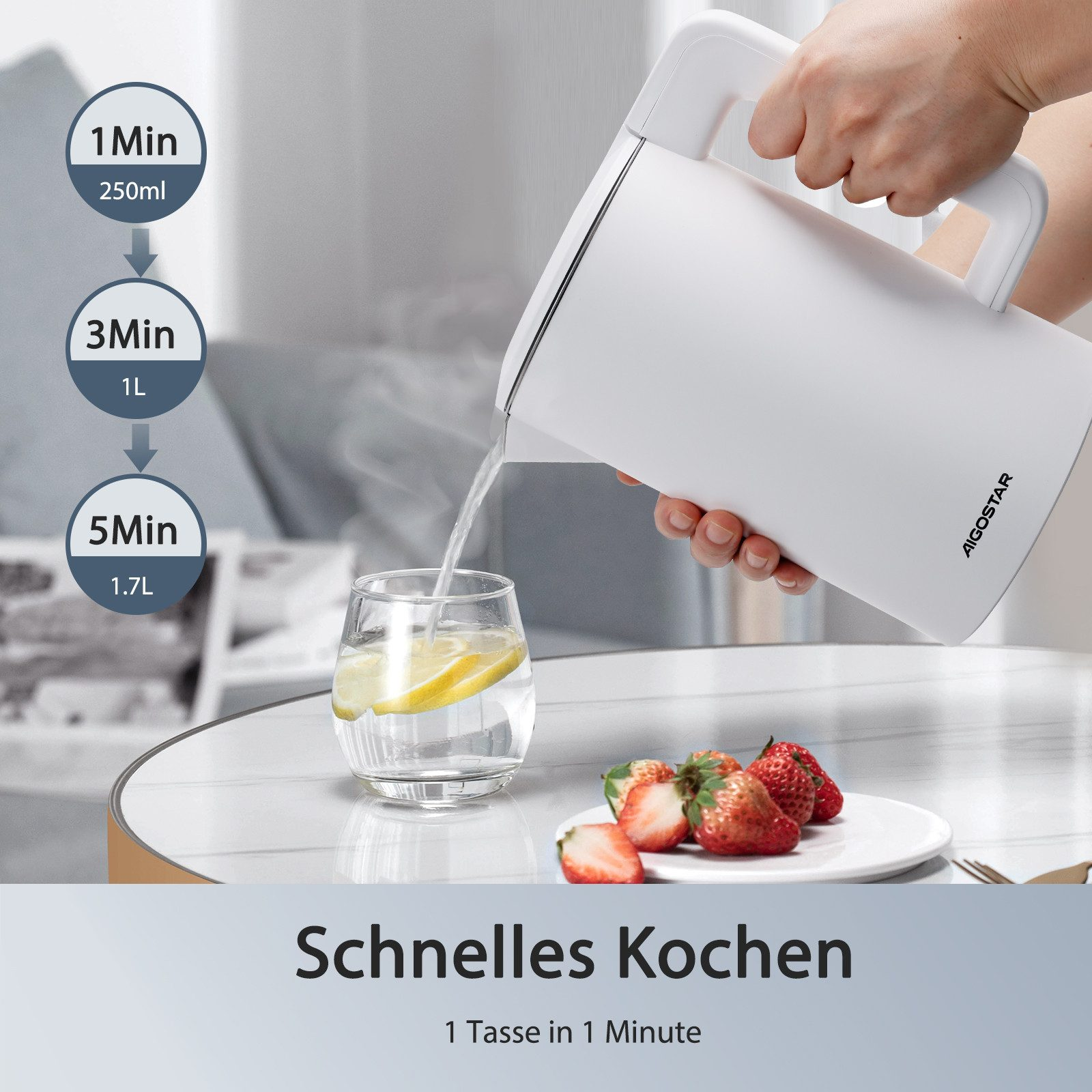 Person gießt Wasser aus weißem Wasserkocher in Glas mit Zitrone, Erdbeeren daneben.