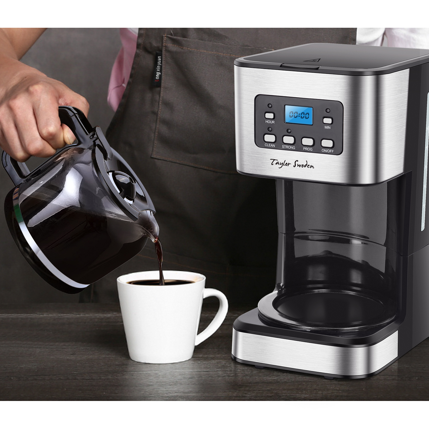 Persona sirviendo café de una jarra en una taza blanca, con una cafetera al fondo.