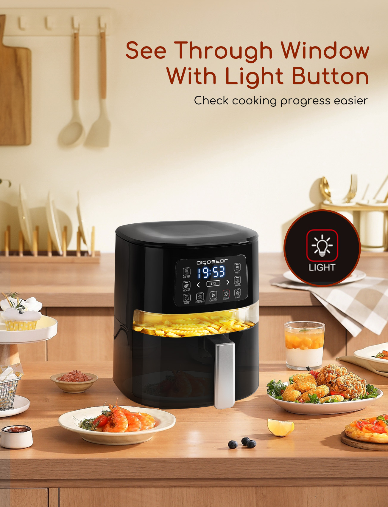 Freidora de aire negra con pantalla digital, comida cocinándose dentro. Varios platos alrededor en una mesa de madera en un entorno de cocina.