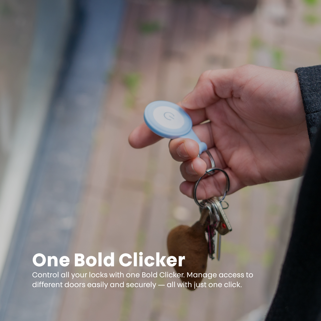 Mano sosteniendo un Bold Clicker con llaves. Texto: 'One Bold Clicker'. Controla cerraduras con un clic.