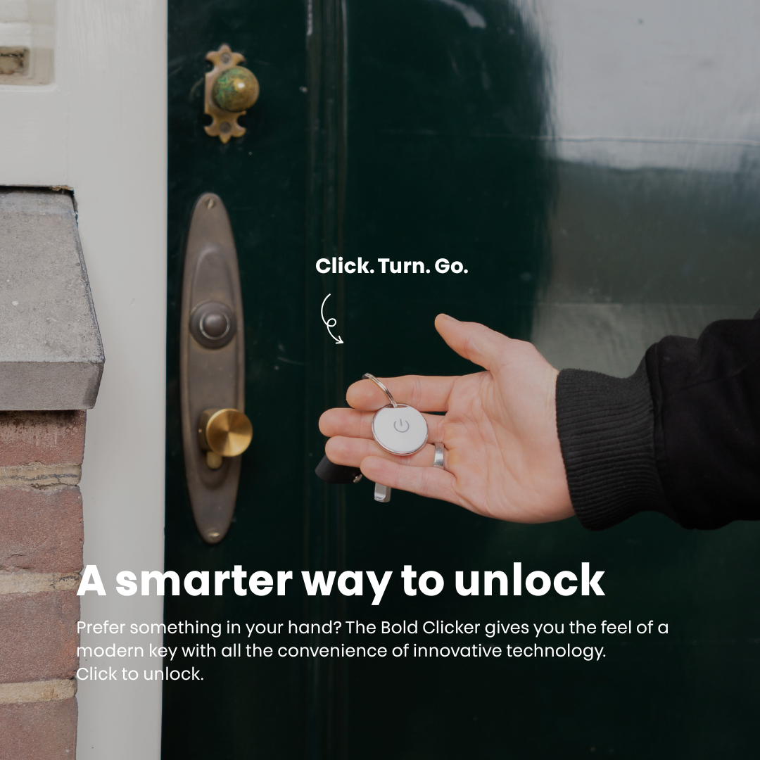 Mano sosteniendo una llave inteligente junto a una puerta cerrada. El texto dice: Clic. Girar. Ir.