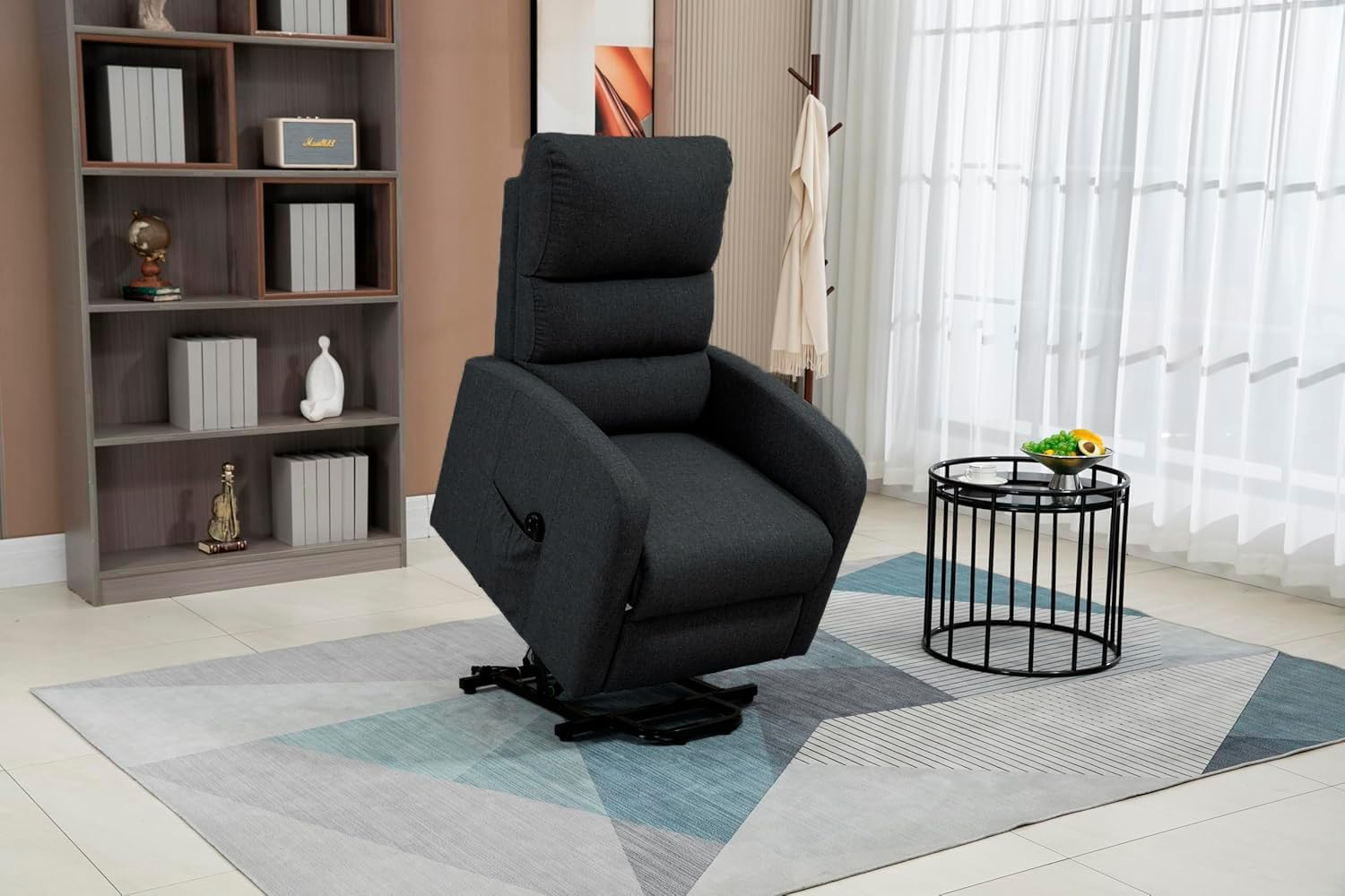 Sillón reclinable gris oscuro en un salón, con base elevada, cerca de muebles.