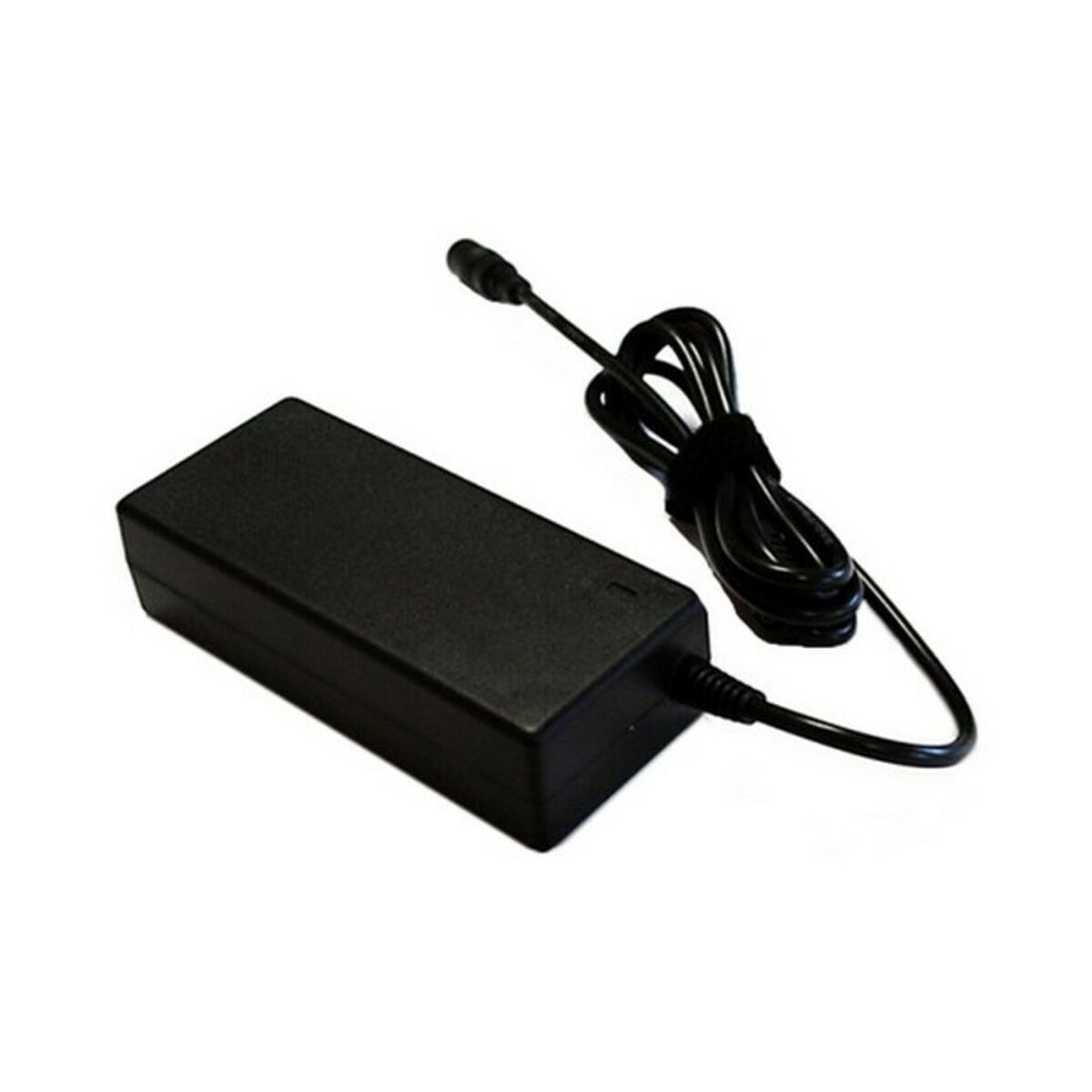 Cargador negro con un cable, diseño simple. Fondo blanco.