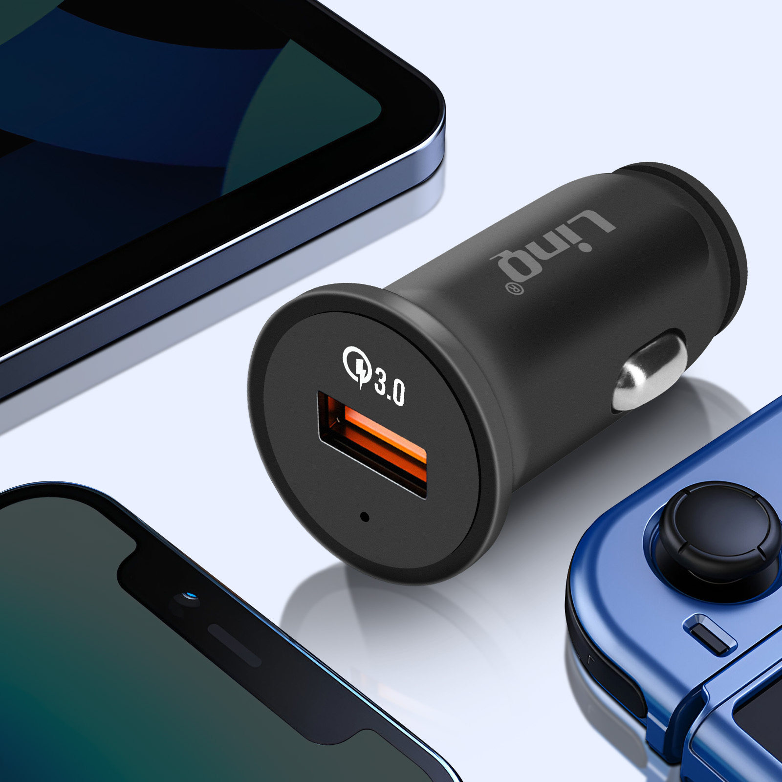 Caricabatterie per auto nero vicino a un tablet e un telefono. Il caricabatterie ha una porta USB rossa.