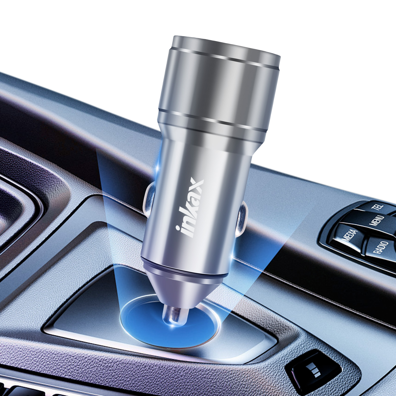 Caricatore per auto argento nella console di un'auto. Con logo 'inkax' ed effetto luce blu.
