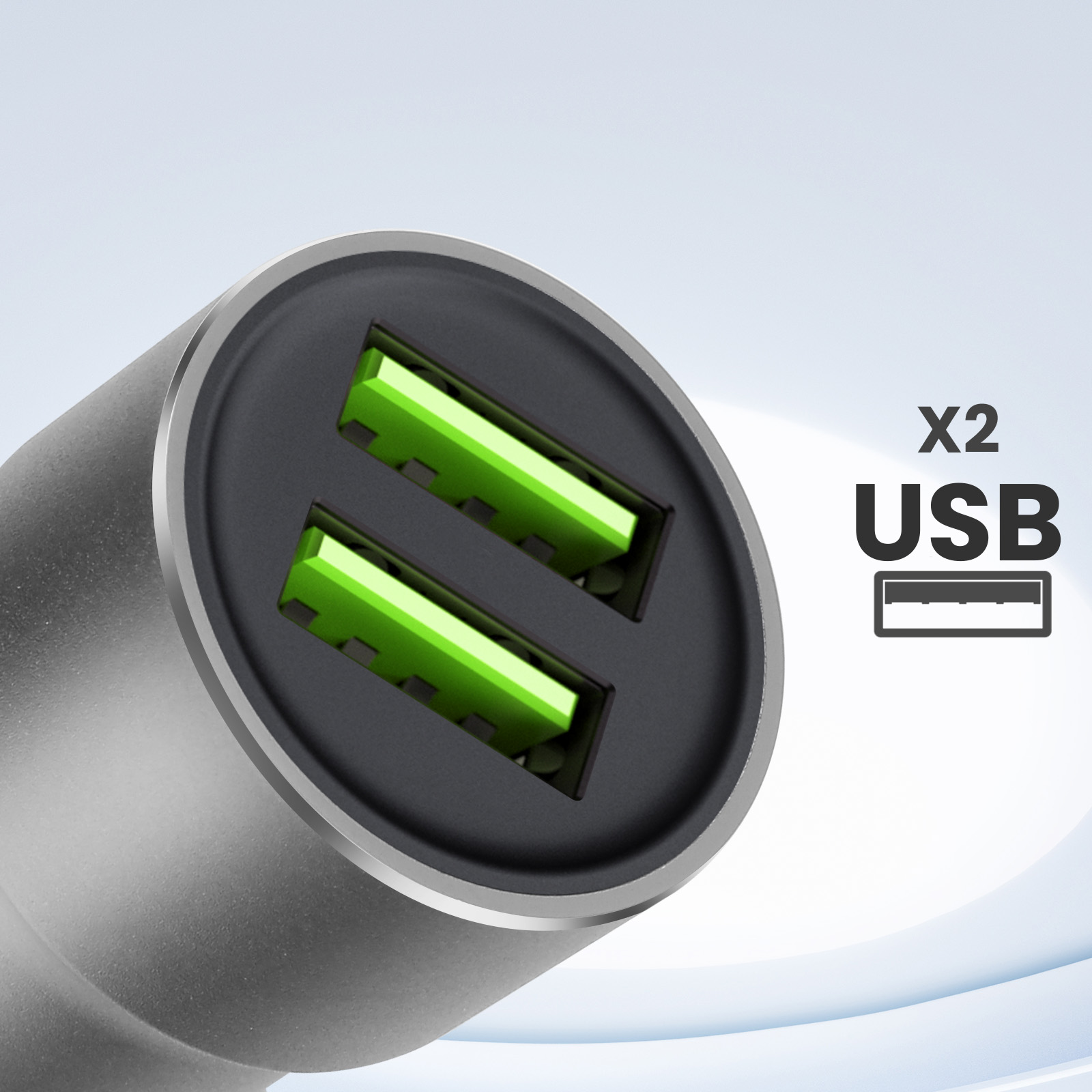 Primo piano di un caricabatterie per auto argentato con due porte USB verdi, con testo 'X2 USB'.