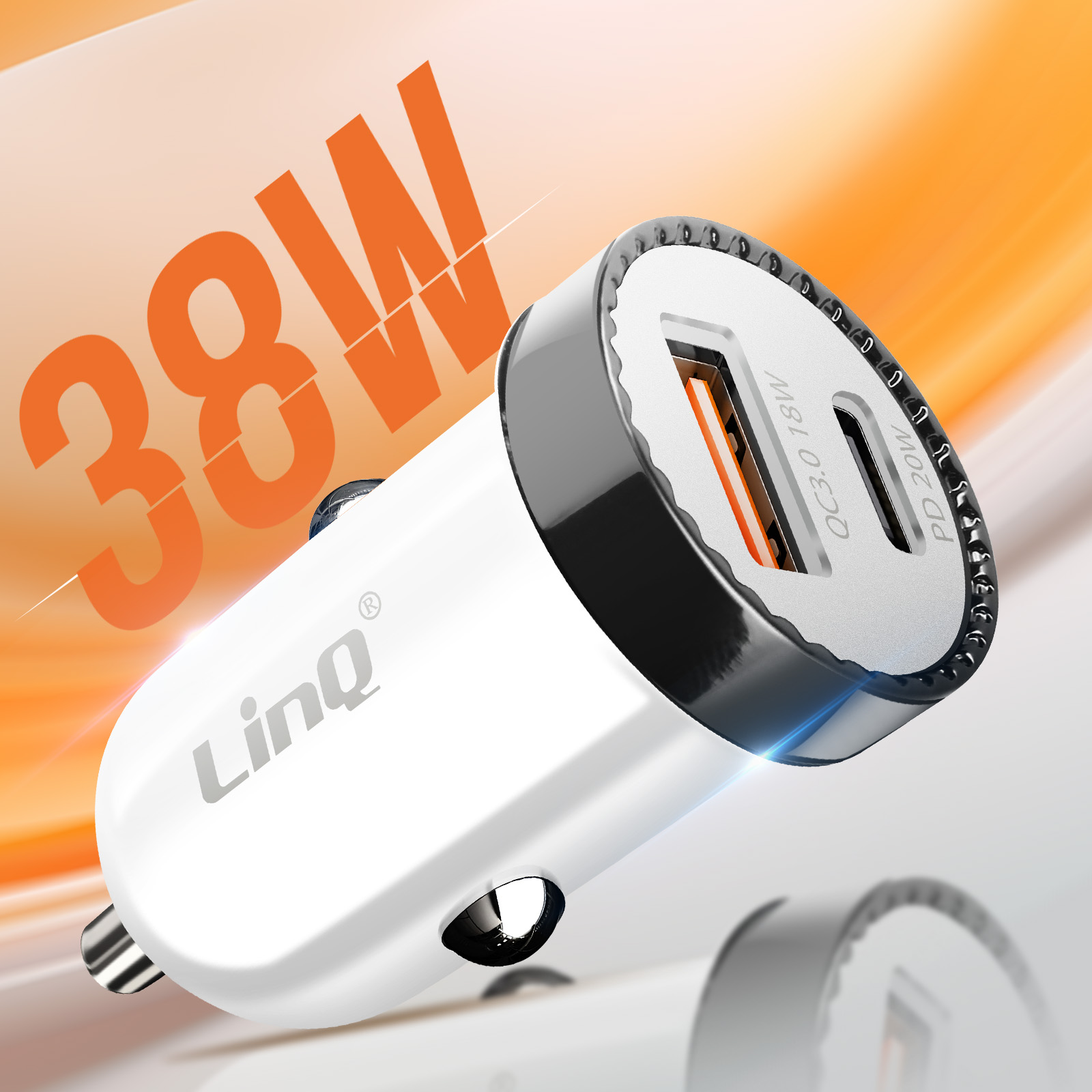 Cargador de coche blanco con dos puertos y una etiqueta de 38W. El cargador está sobre un fondo degradado naranja.