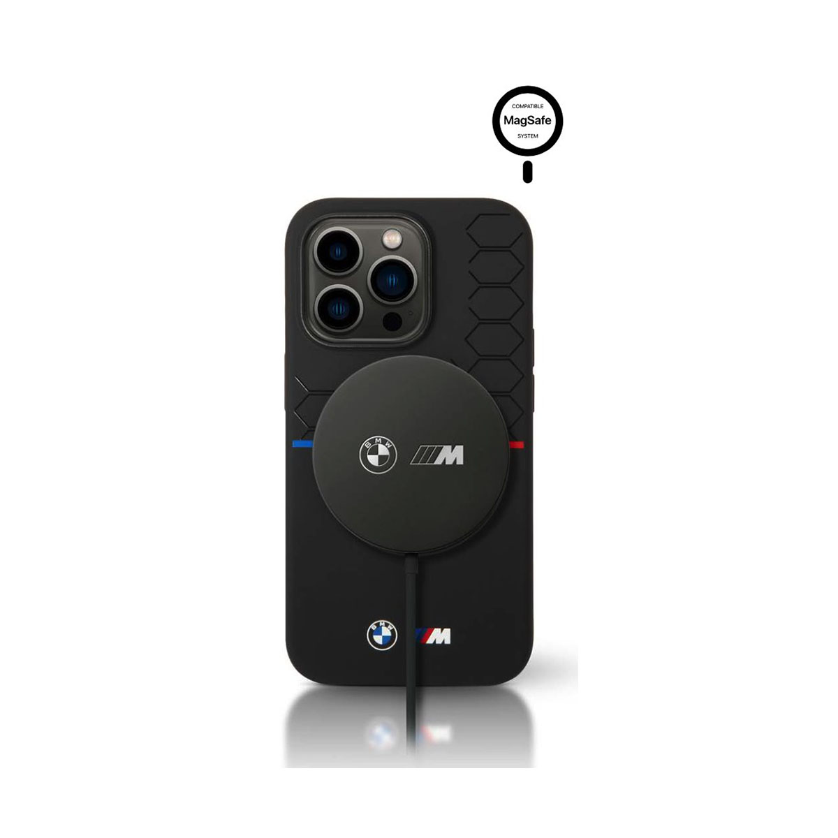 Una custodia per telefono nera con un cerchio magnetico. La custodia ha il logo BMW M. È collegato un cavo di ricarica nero.