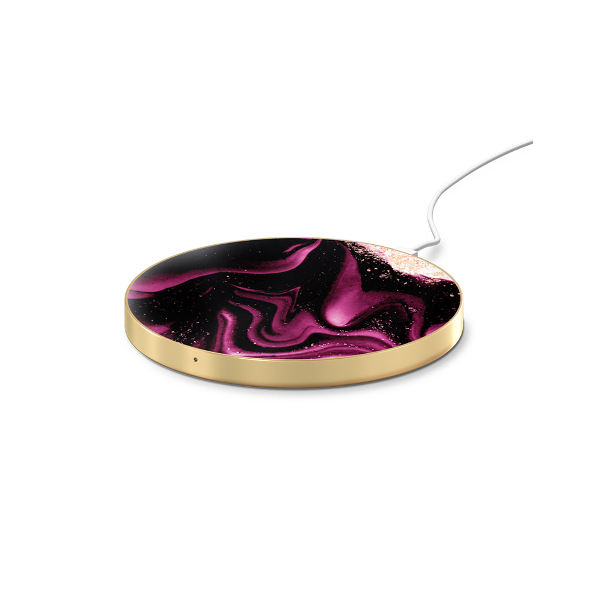 Cargador circular con borde dorado con patrón arremolinado rosa y negro, con cable blanco.