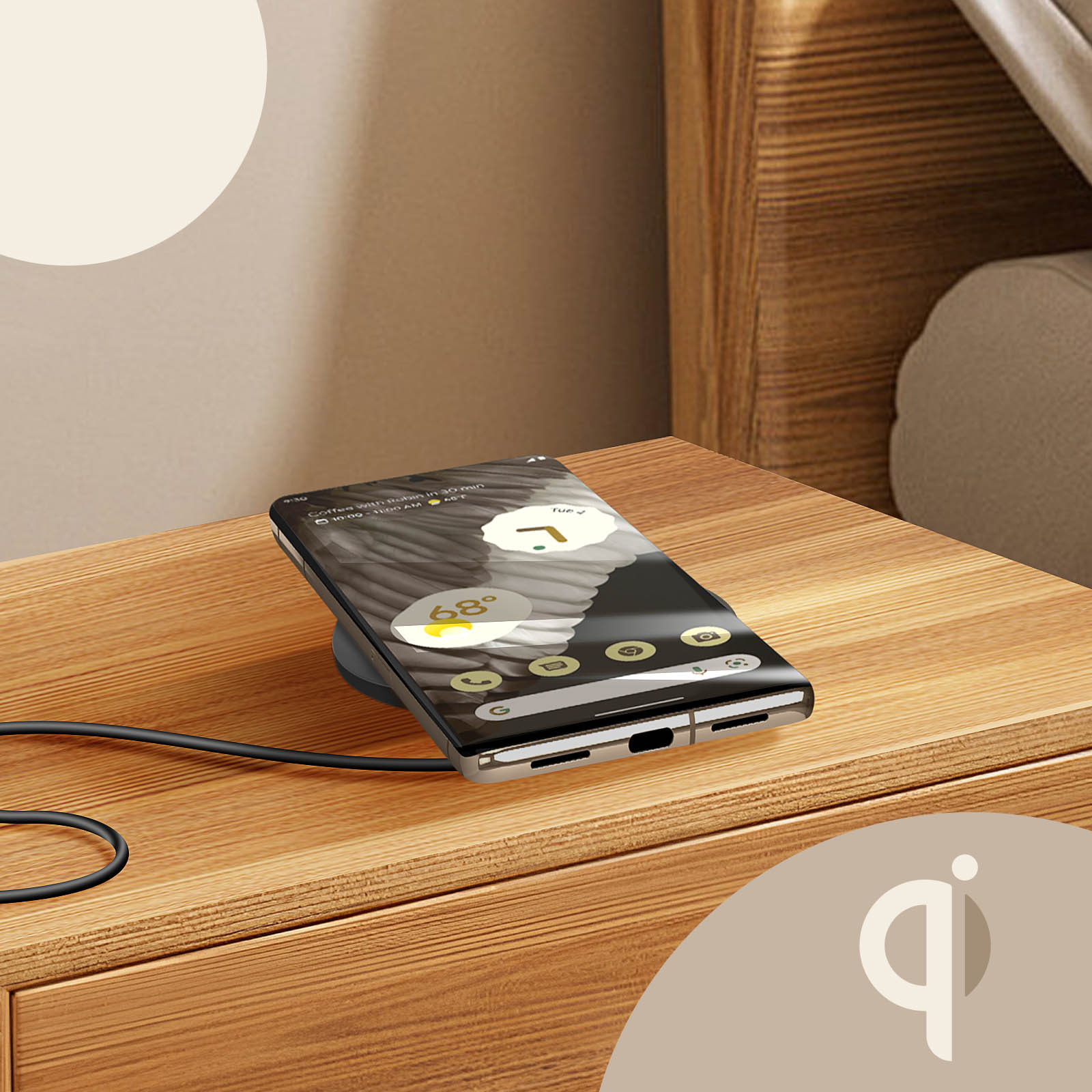 Un teléfono inteligente en una plataforma de carga. El teléfono está en una mesita de noche de madera en un dormitorio. Fondo gris.