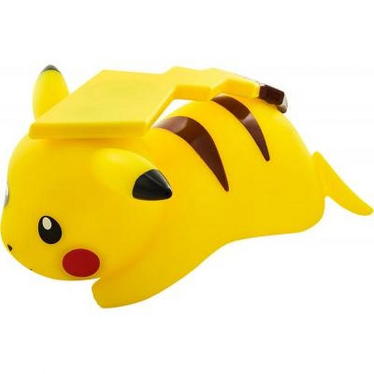 Giocattolo di Pikachu giallo con strisce marroni e manico giallo. Occhi e orecchie neri. Guance rosse. Coda alla fine.