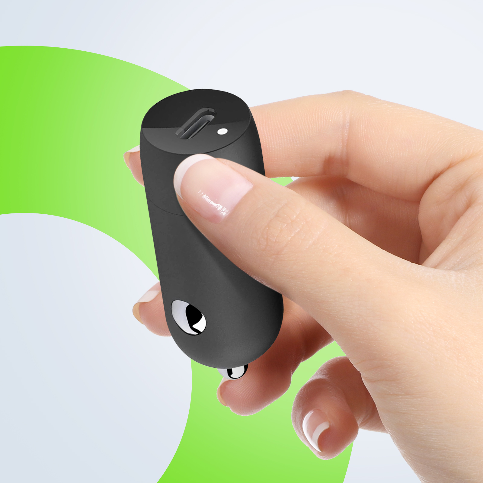 Mano che tiene caricatore USB per auto nero. Sfondo verde e bianco.
