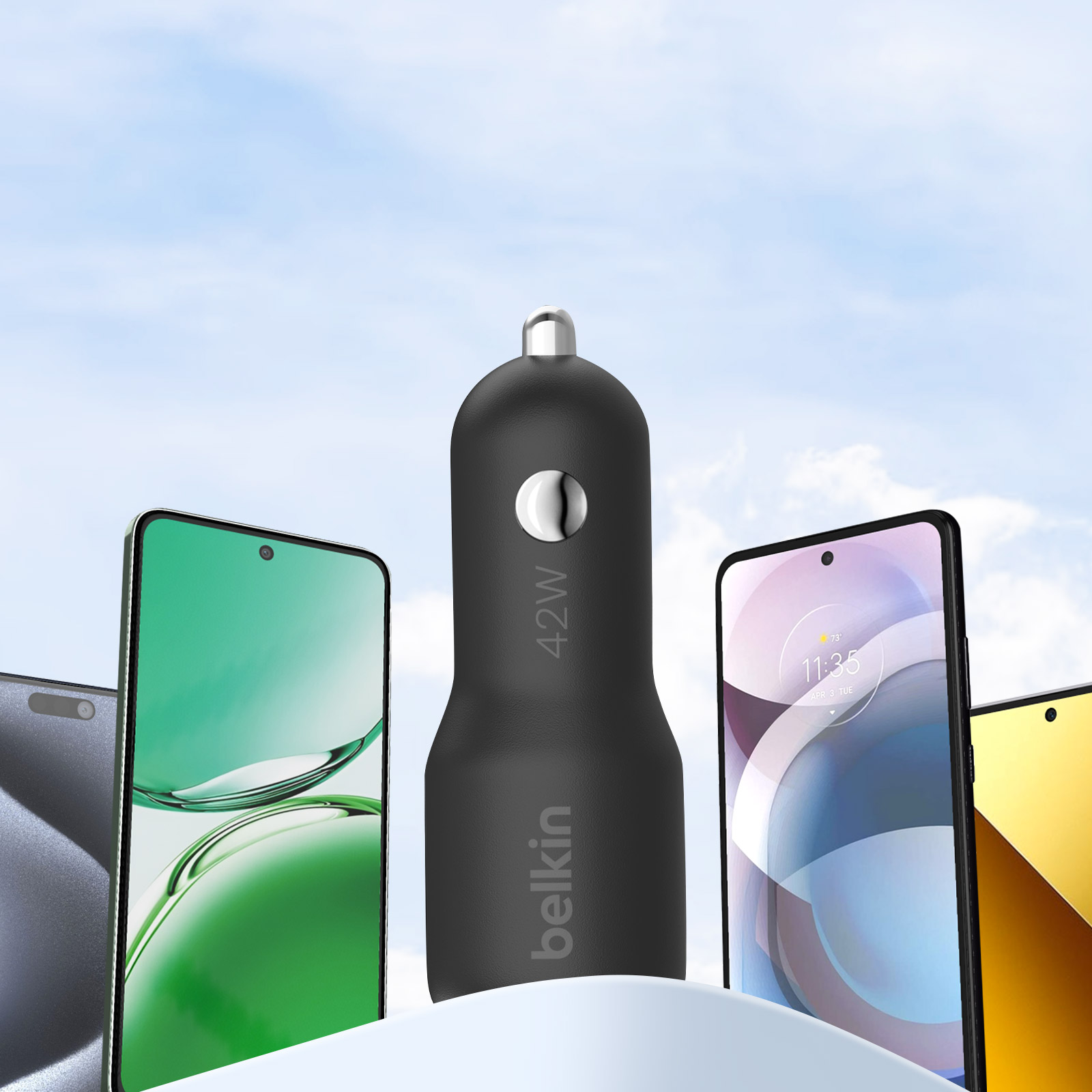 Caricatore per auto Belkin 42W nero. Telefoni sullo sfondo. Sfondo cielo.