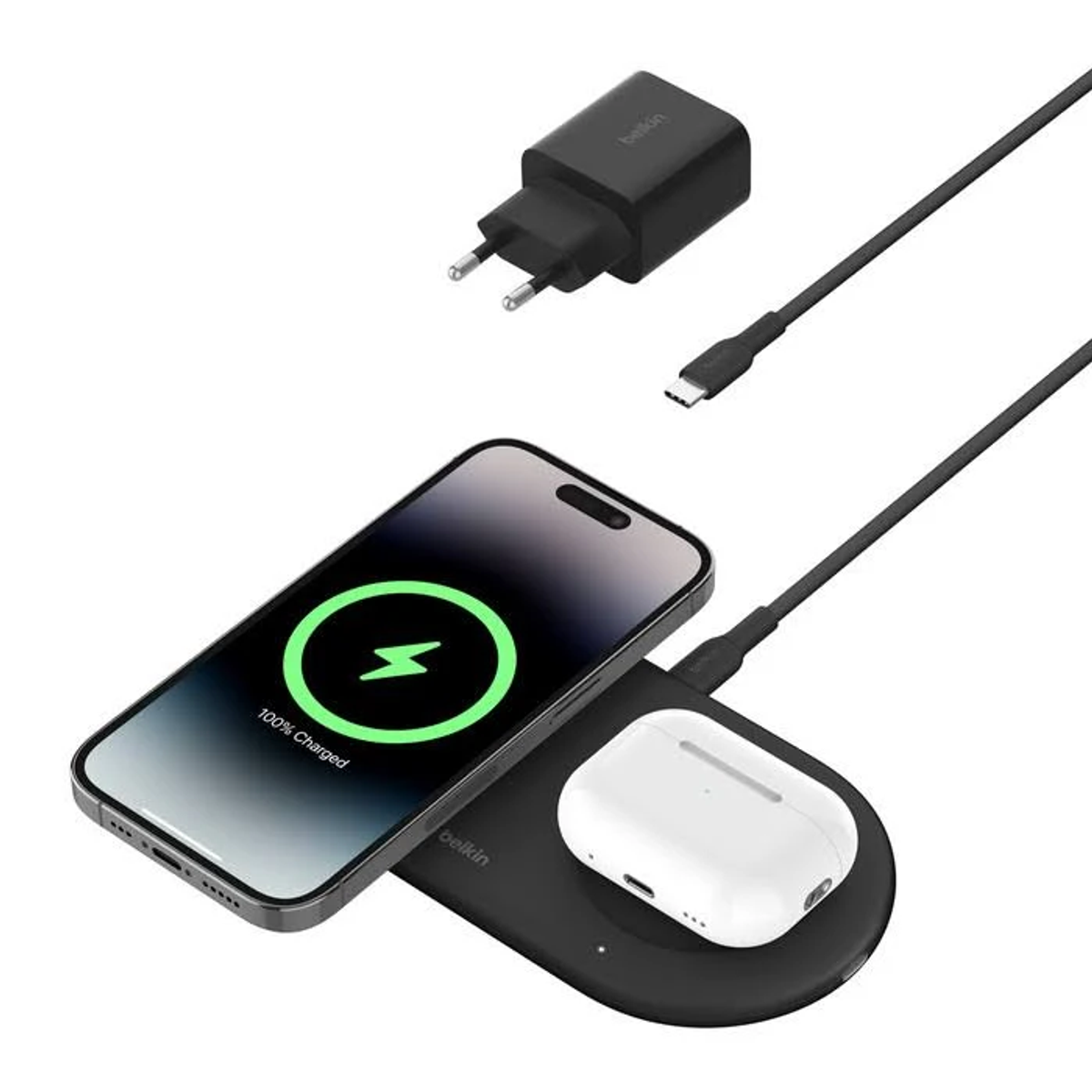 Caricatore wireless Belkin nero con telefono e AirPods. Sfondo bianco.
