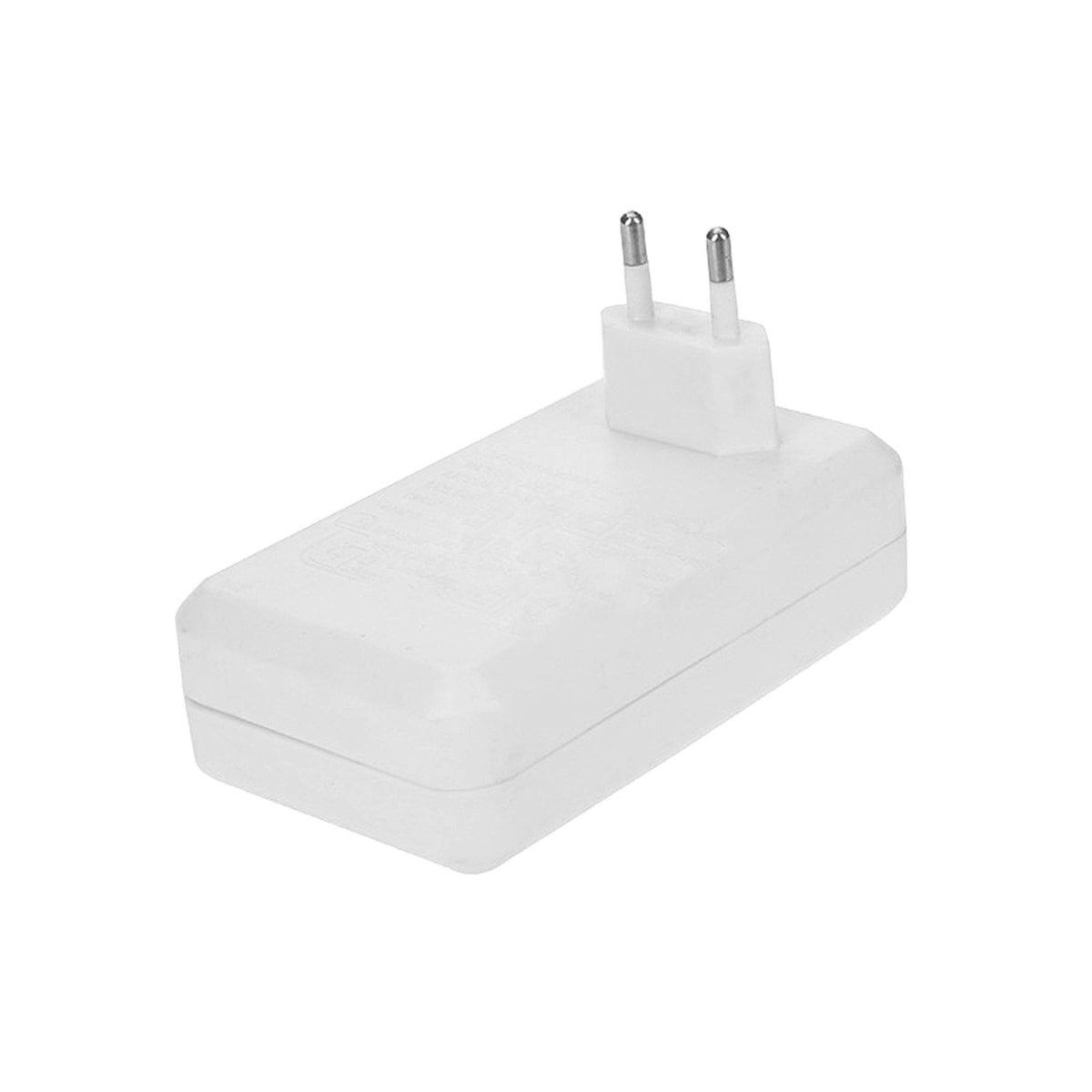 Adaptador de corriente blanco con dos clavijas. Está sobre una superficie blanca.