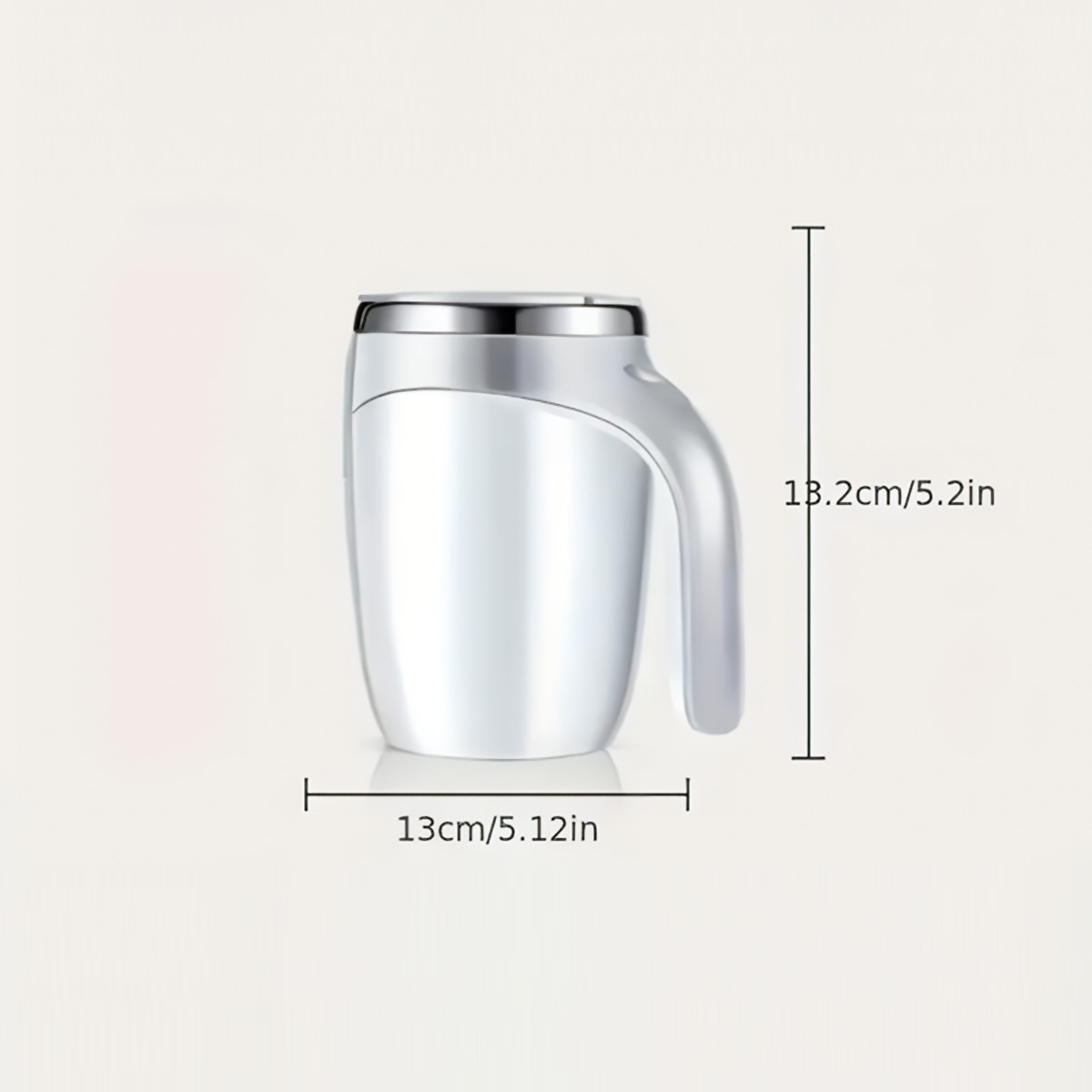 Una taza blanca con agitador automático y asa. Dimensiones mostradas. Fondo claro.