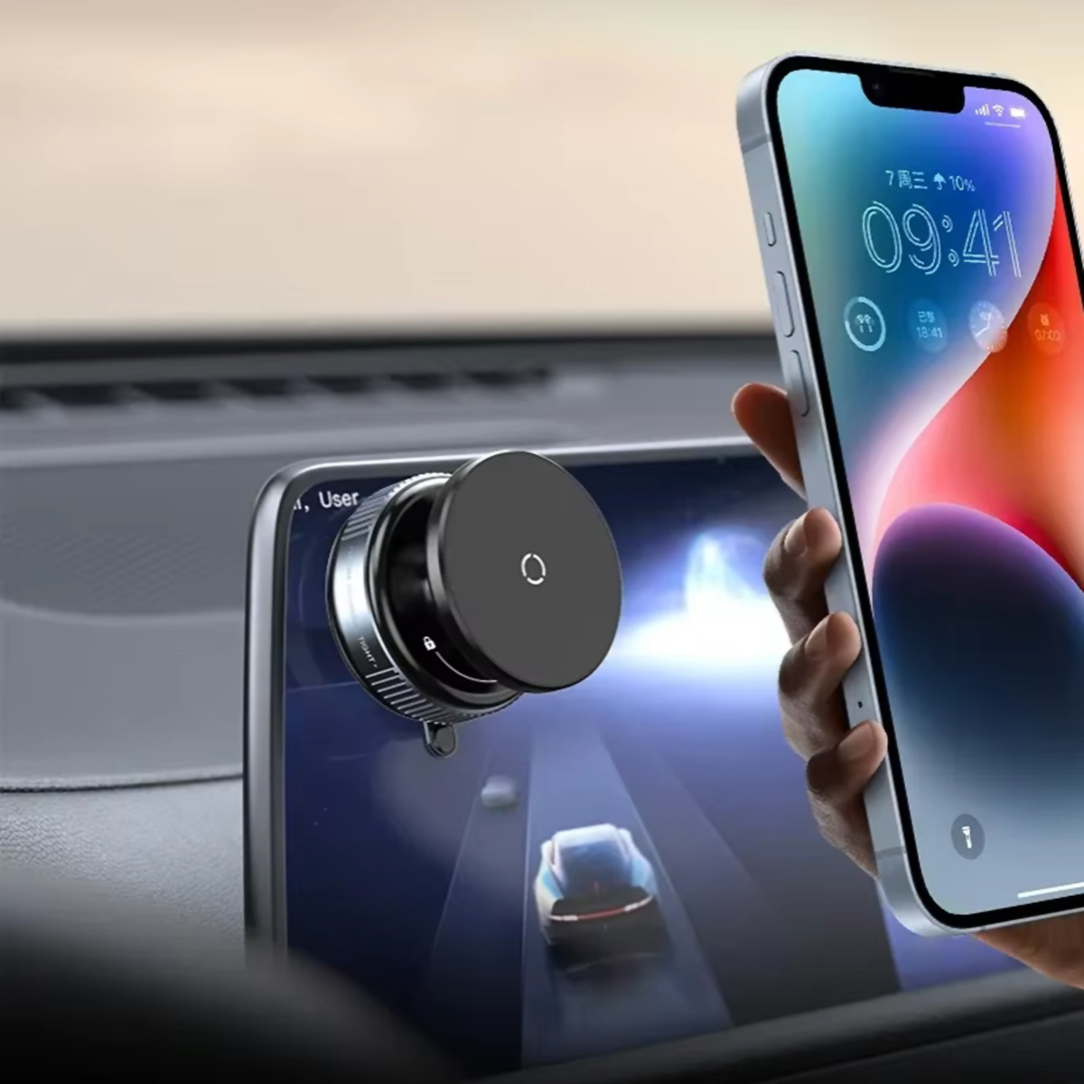 Teléfono en un soporte para automóvil, que muestra una aplicación de navegación con una carretera. Una mano sostiene el teléfono.