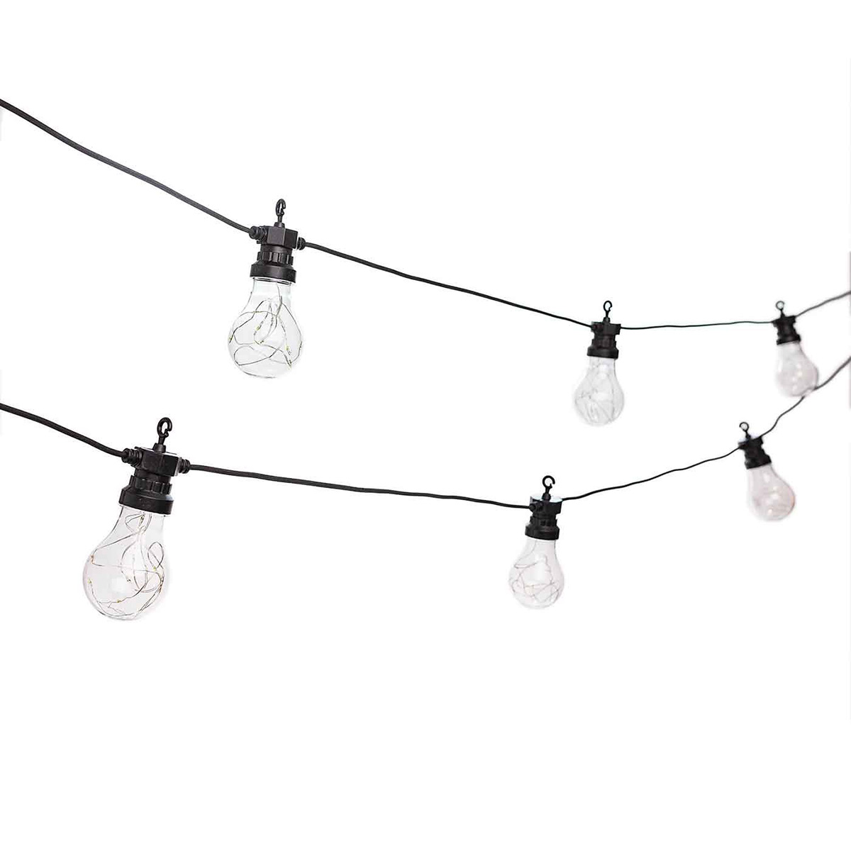 Luces de cadena con bombillas transparentes sobre cable negro, sobre fondo blanco.