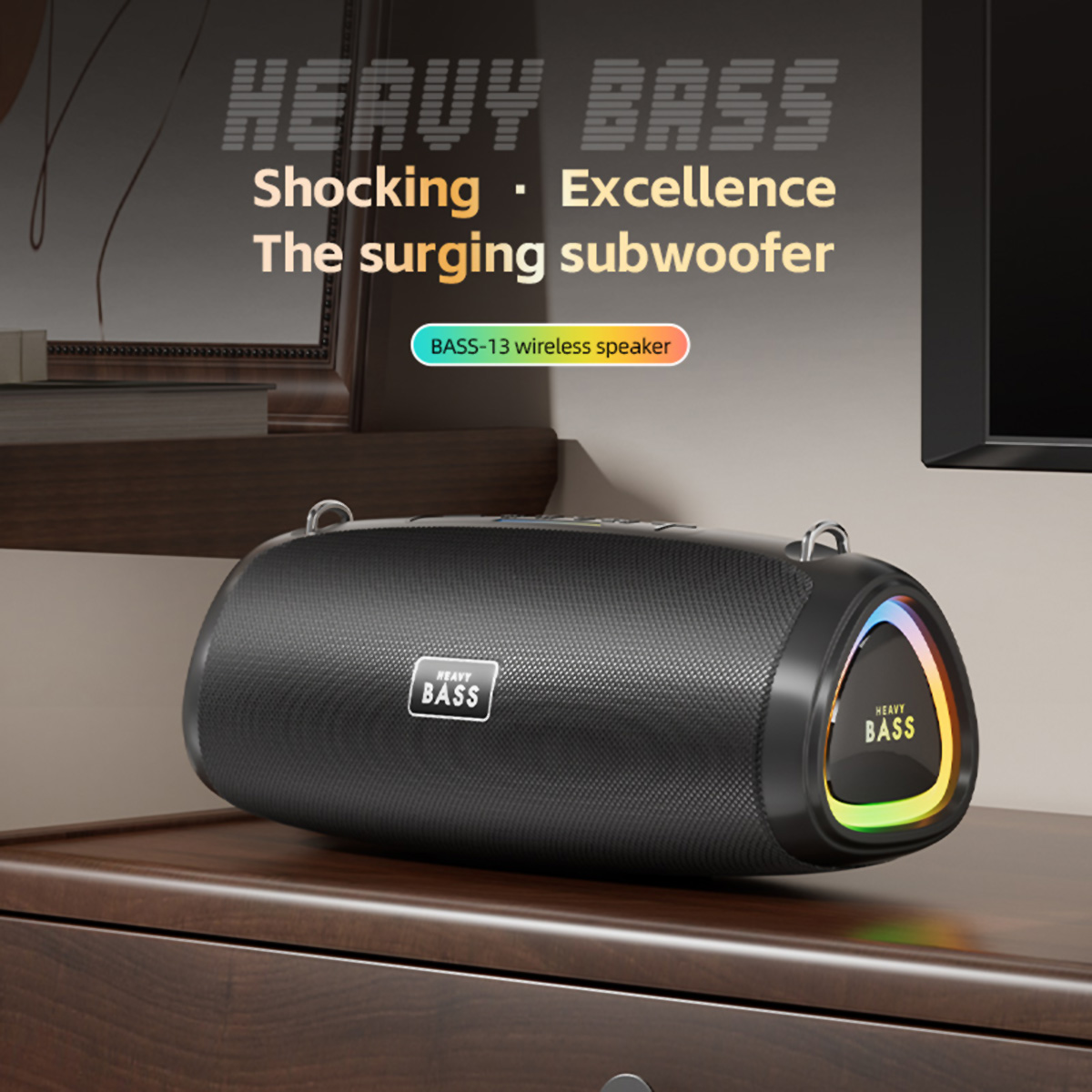 Altavoz negro de graves pesados, etiquetado "HEAVY BASS", con luces de colores sobre una mesa.