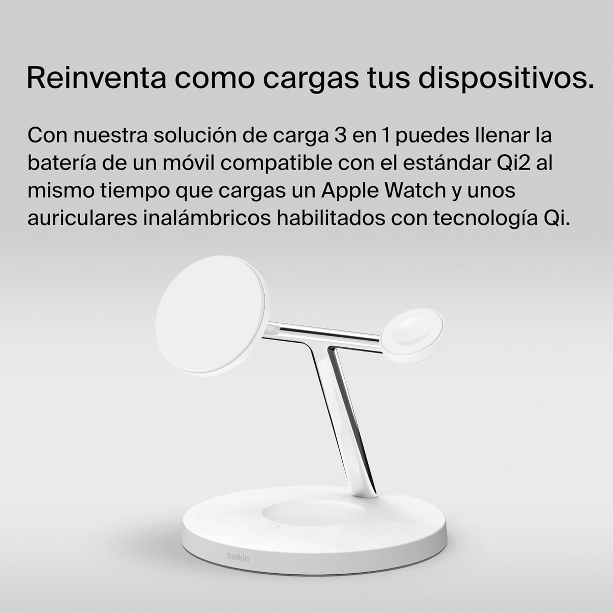 Un soporte de carga blanco con plataformas para cargar teléfono y reloj, brazo plateado en forma de T y base circular blanca.
