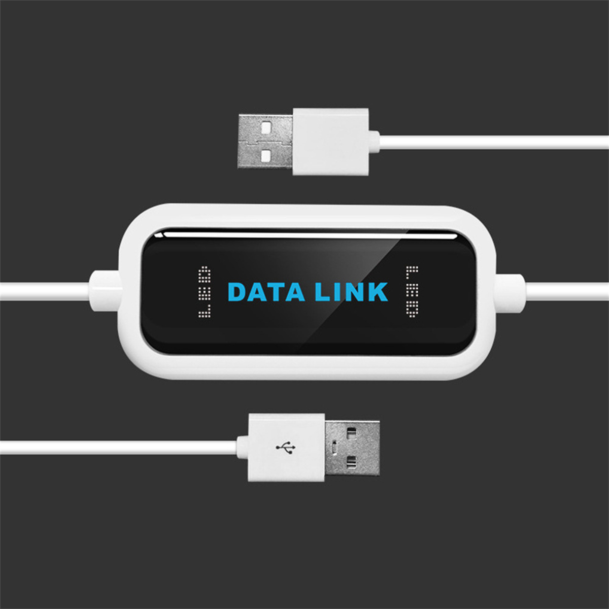Weißes Datenkabel mit zwei USB-Anschlüssen auf dunkelgrauem Hintergrund.
