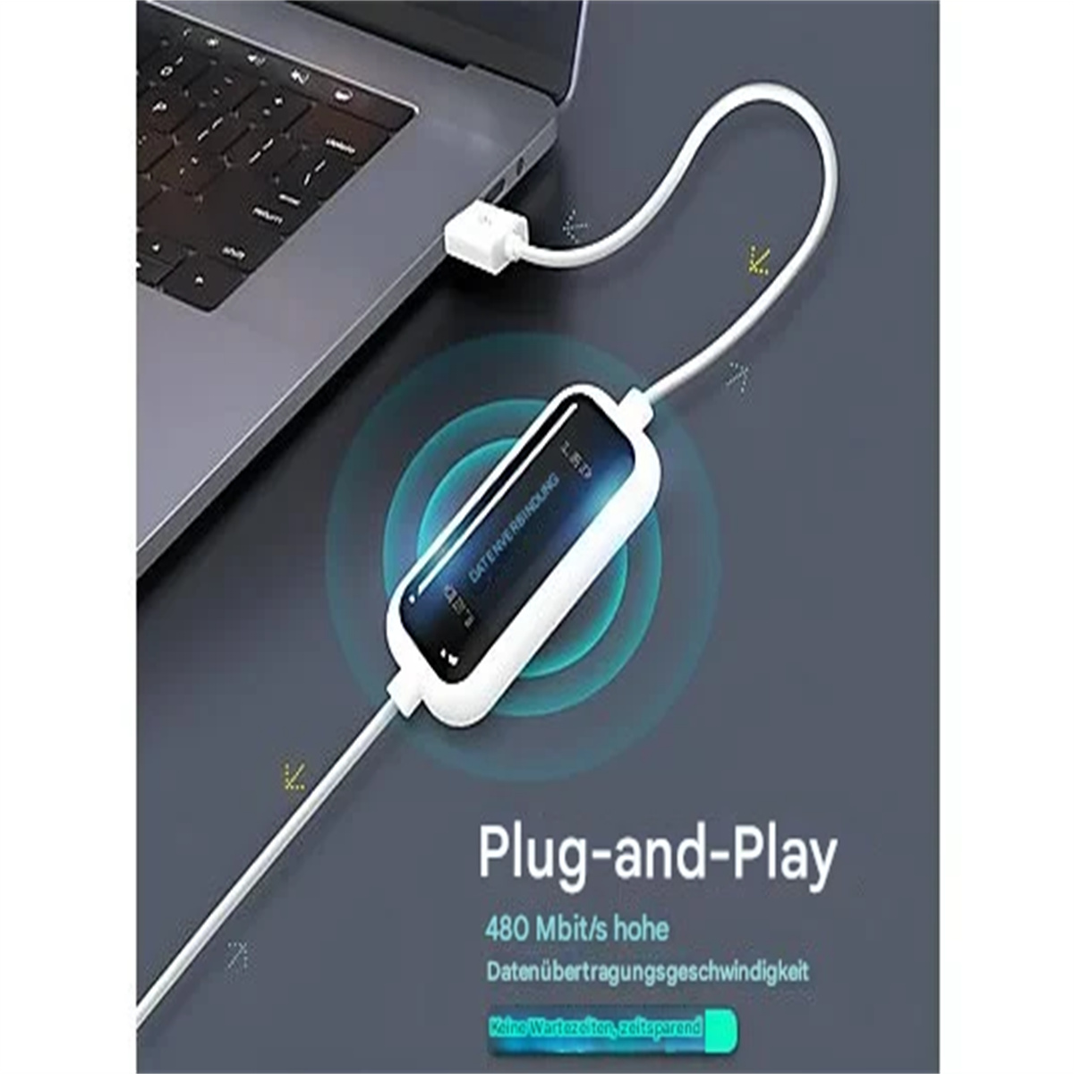 Weißes Datenkabel mit Datentransferbox, an Laptop angeschlossen, Plug-and-Play-Etikett.