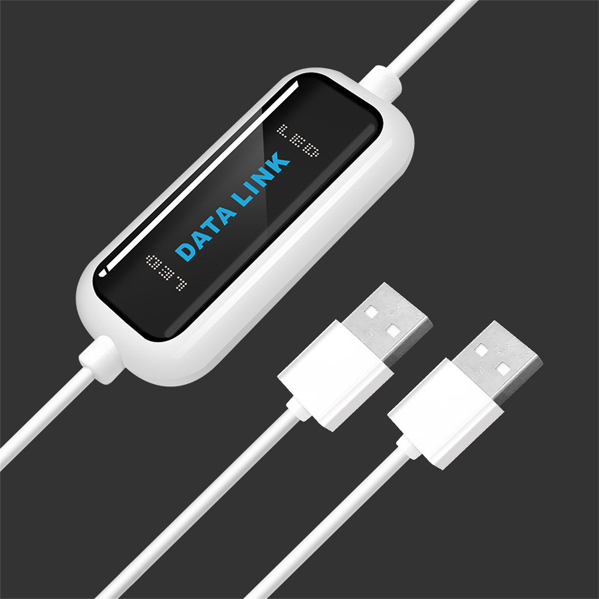 Weißes Datenkabel mit schwarzem Data Link-Modul und zwei USB-Anschlüssen auf dunklem Hintergrund.