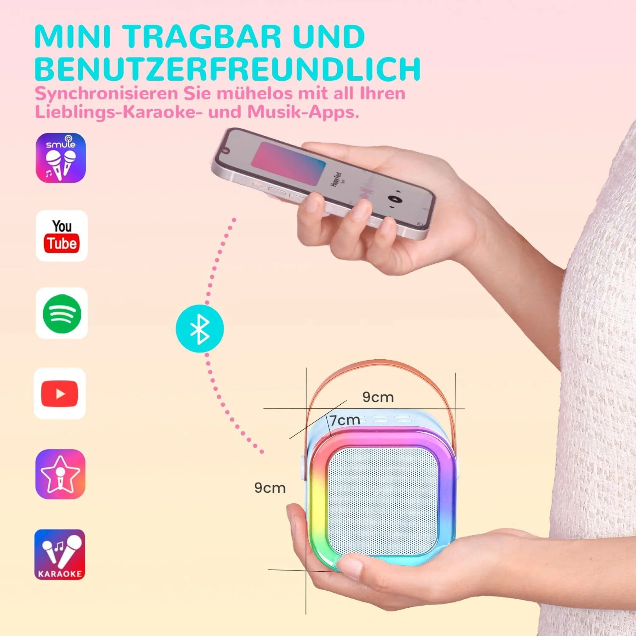 Frau hält Smartphone mit Musik-Apps, neben einem kleinen, bunten Karaoke-Lautsprecher.