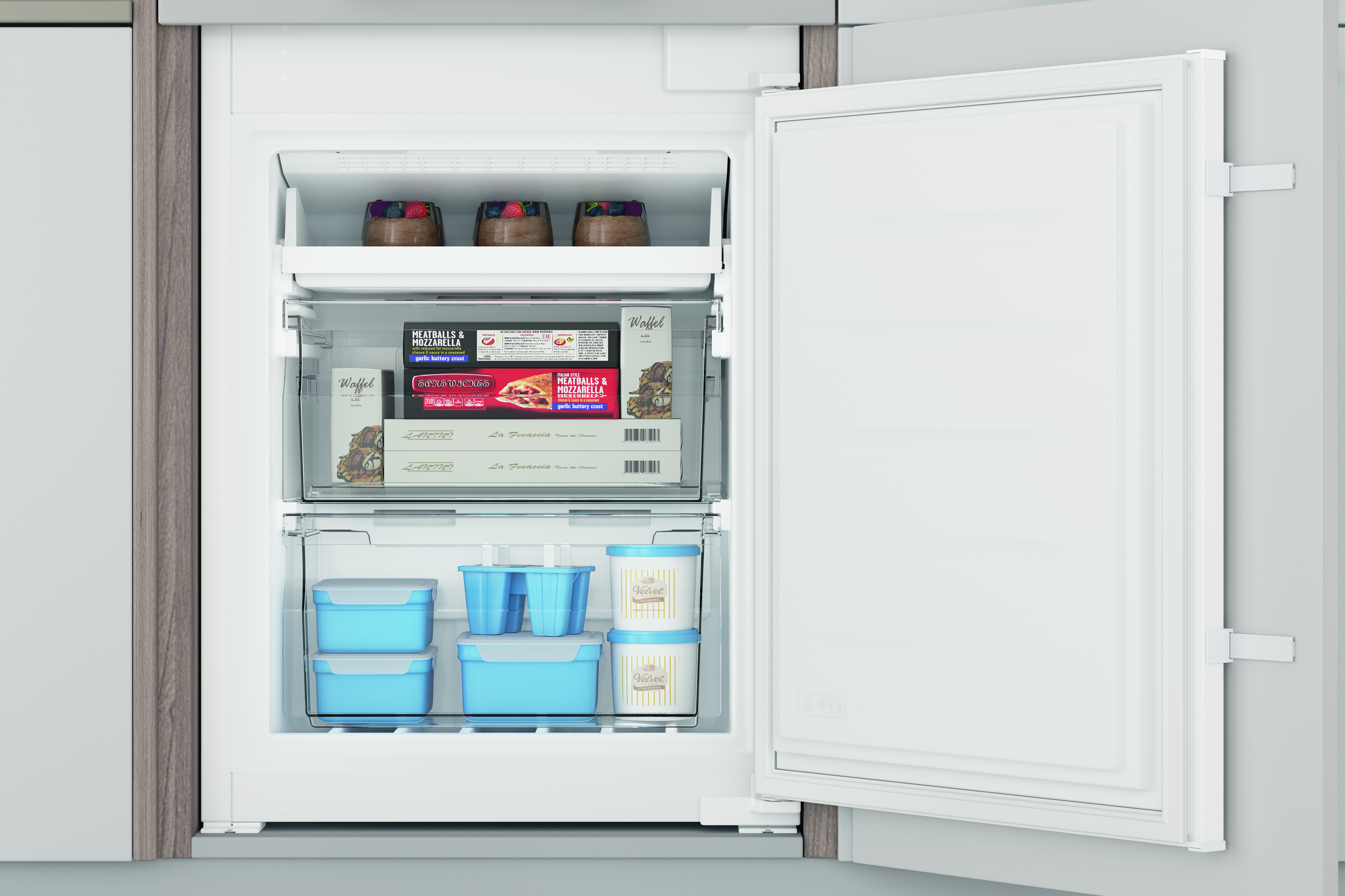 Kühlschrank-Gefrierfach offen. Lebensmittel in Schubladen und Regalen. Blaue Behälter sind sichtbar.