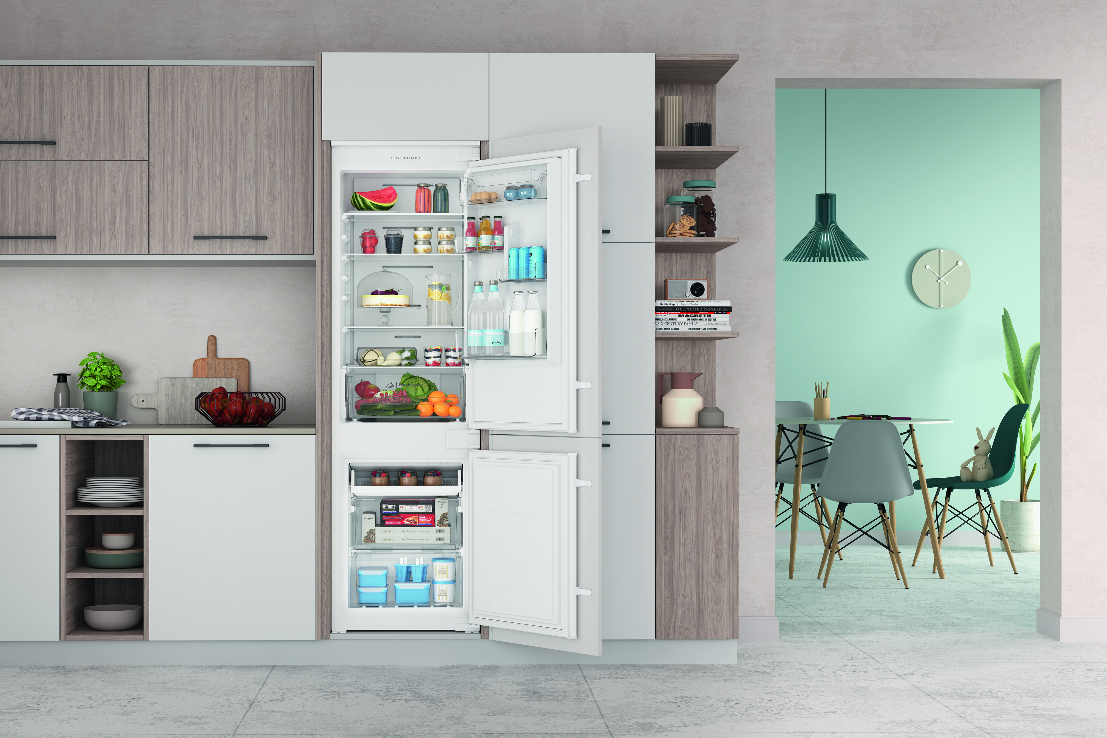 Küche mit offenem Kühlschrank. Speisen, Getränke und andere Gegenstände sind in den Regalen sichtbar.