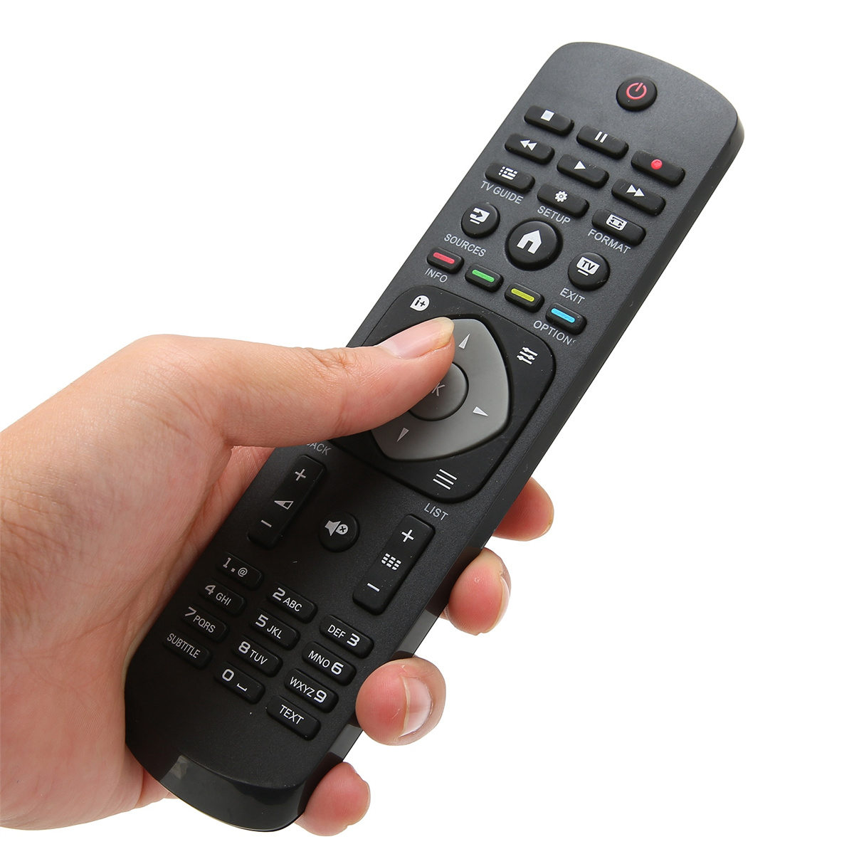 Eine Hand, die eine schwarze TV-Fernbedienung hält. Die Fernbedienung hat Tasten für verschiedene Funktionen, einschließlich Zahlen und Navigation.