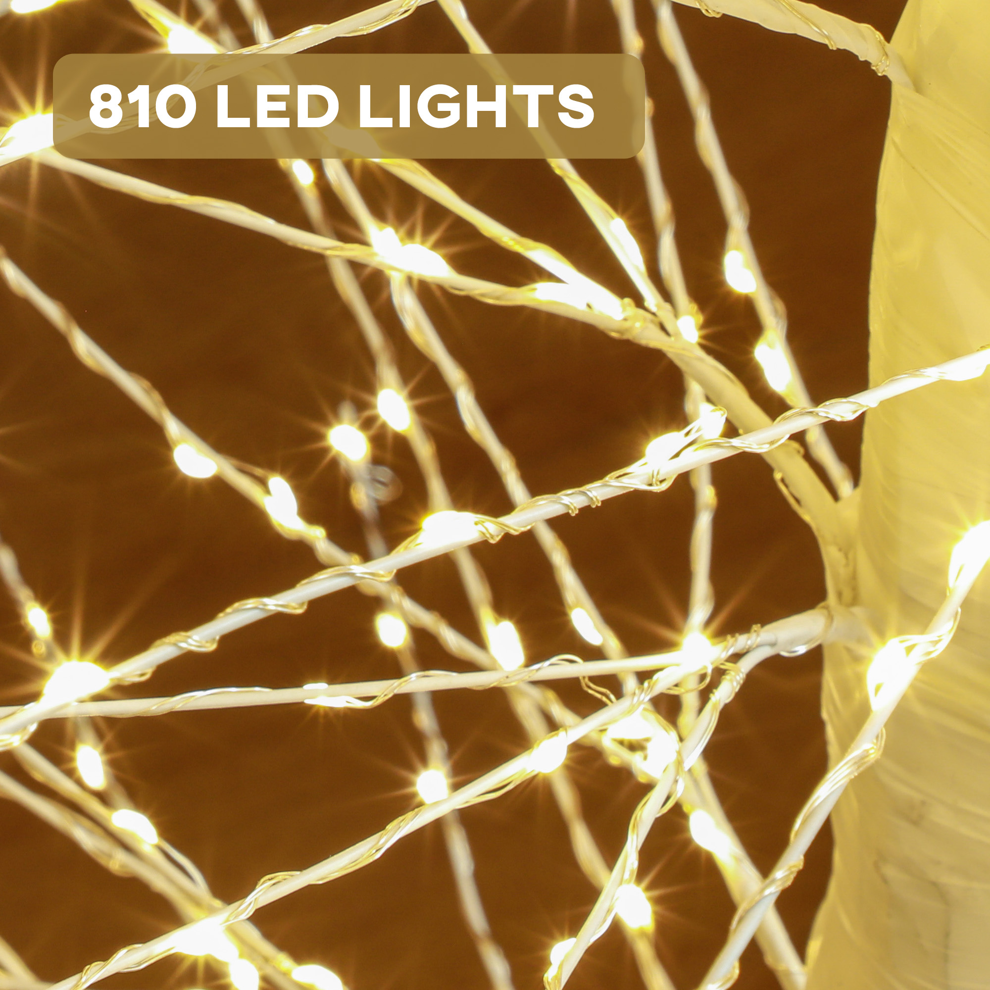 Nahaufnahme eines Weihnachtsbaums mit vielen kleinen Lichtern. Ein goldener Hintergrund ist hinter den Lichtern.