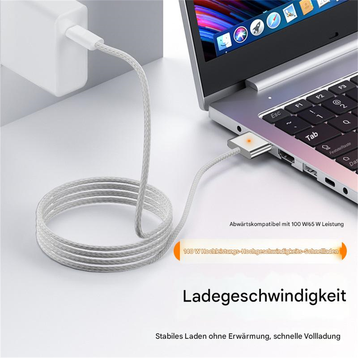 Ein Laptop wird mit einem weißen Kabel geladen. Der Text lautet 'Lade Geschwindigkeit' und anderer deutscher Text ist vorhanden.