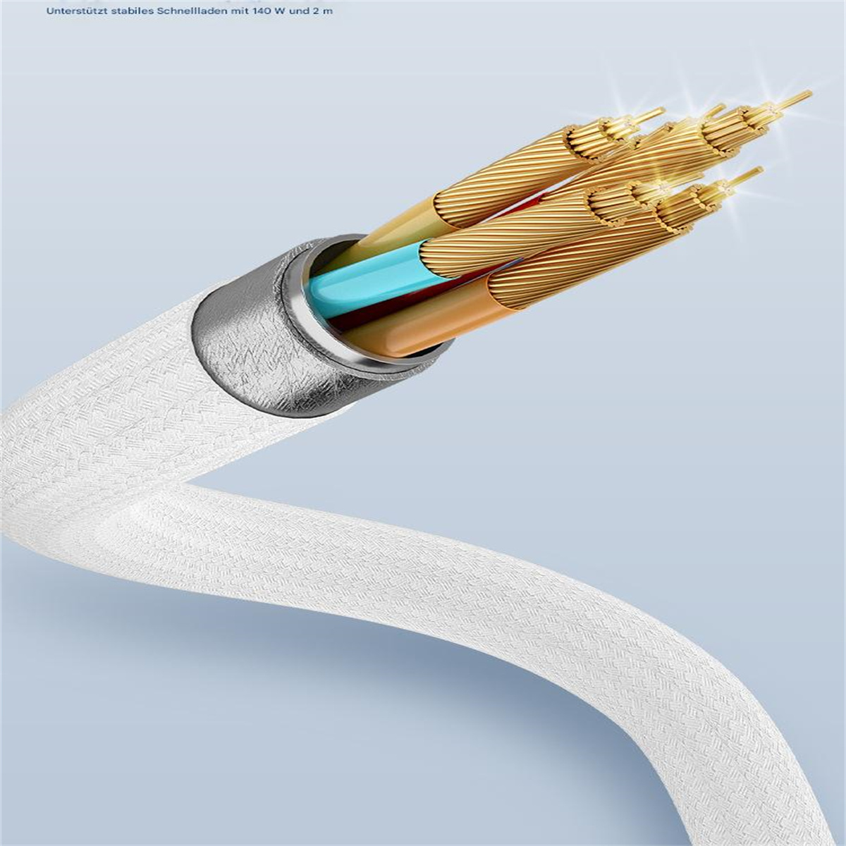 Ein weißes Kabel wird mit seinen inneren Teilen gezeigt. Das Kabel hat Kupfer- und blaue Teile im Inneren.