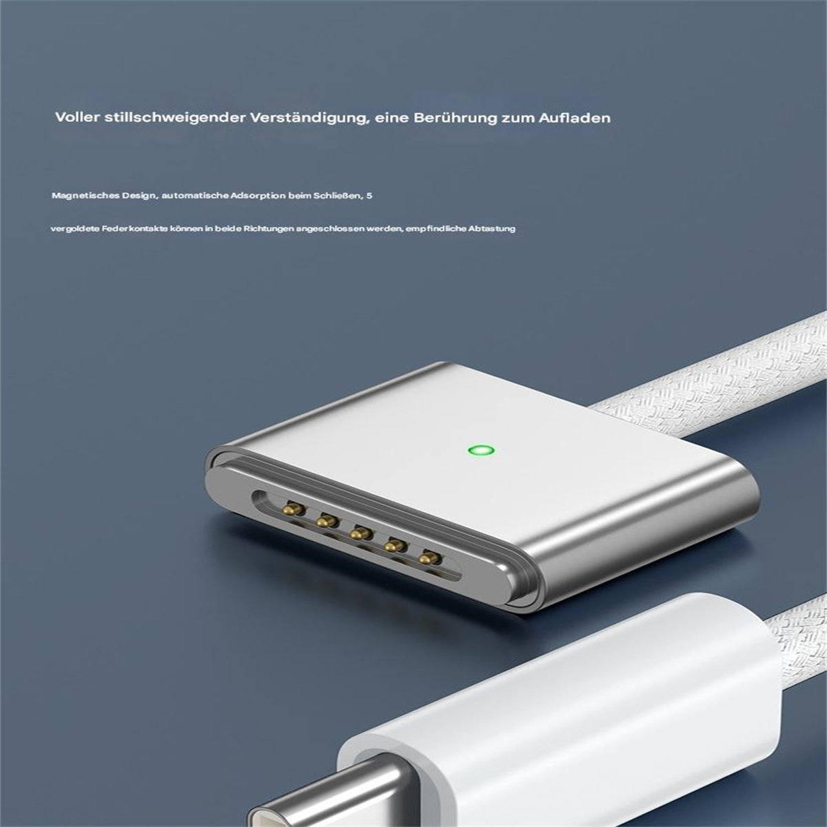 Nahaufnahme eines Ladekabels. Der Stecker hat ein grünes Licht und mehrere Stifte.