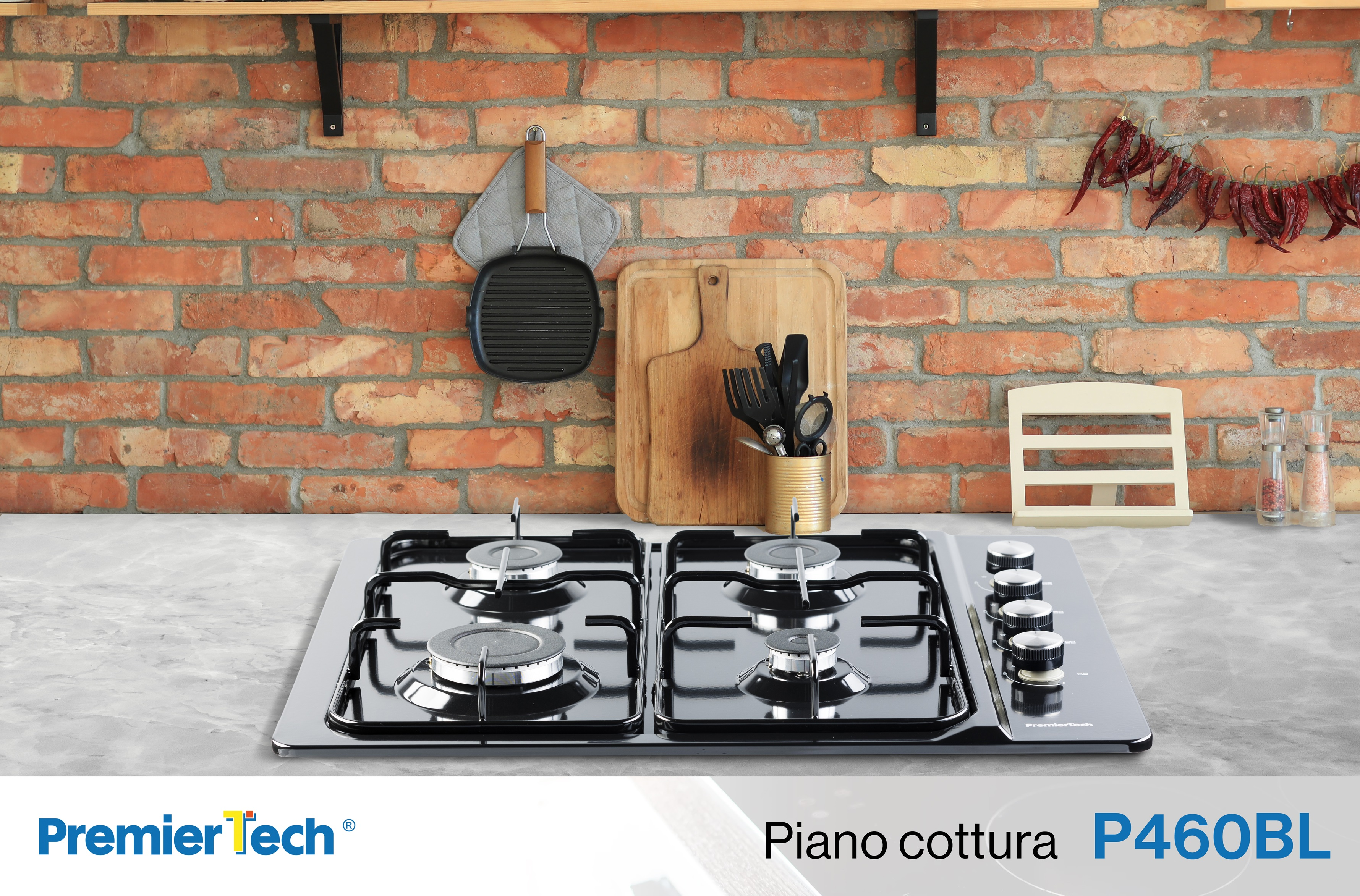 Una cucina con un piano cottura a gas su un piano di lavoro e un muro di mattoni sullo sfondo.