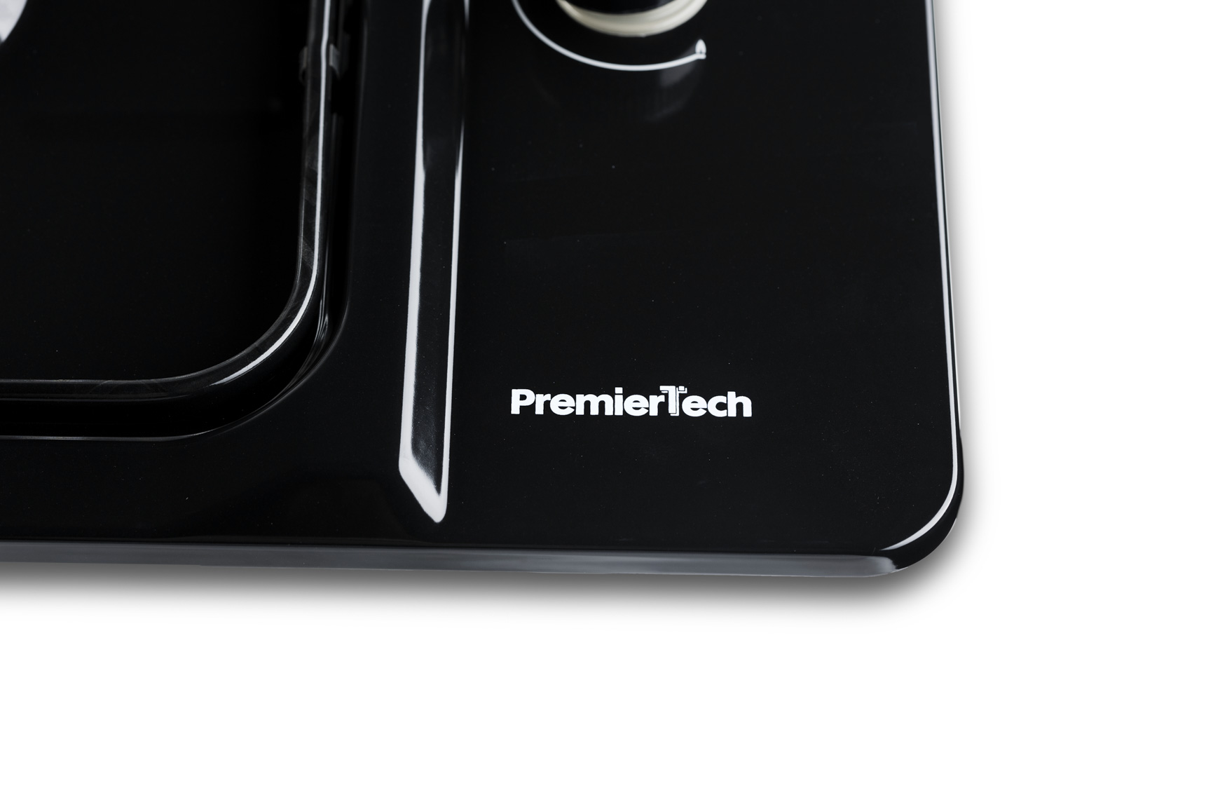 Primo piano di un piano cottura nero con il logo PremierTech.